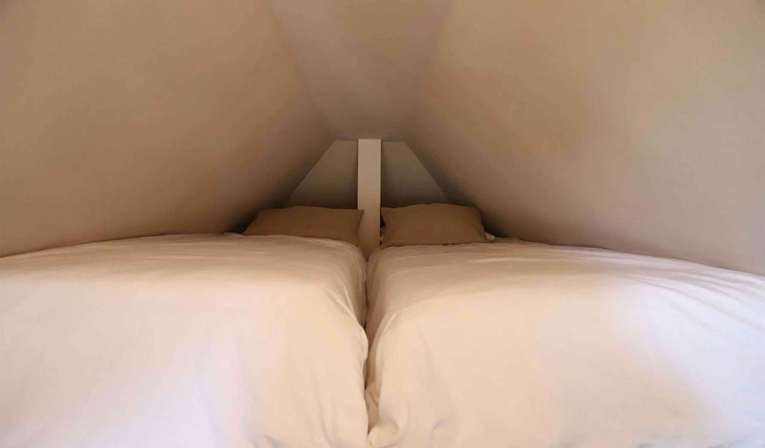 Bed in Hofgut Langenborn Wohnen auf Zeit möblierte Apartments Aschaffenburg Alzenau Frankfurt