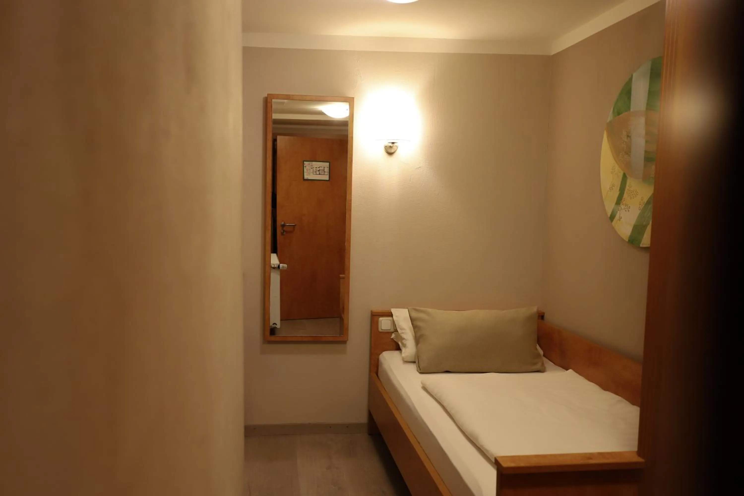 Bed in Hofgut Langenborn Wohnen auf Zeit möblierte Apartments Aschaffenburg Alzenau Frankfurt