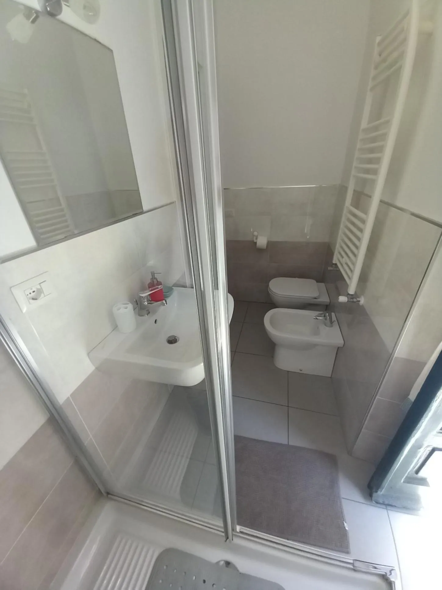 Shower in Grigio Pesca