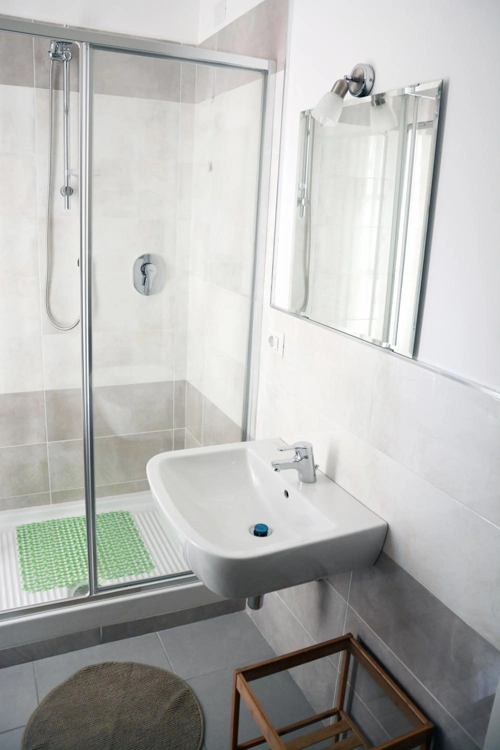 Shower in Grigio Pesca