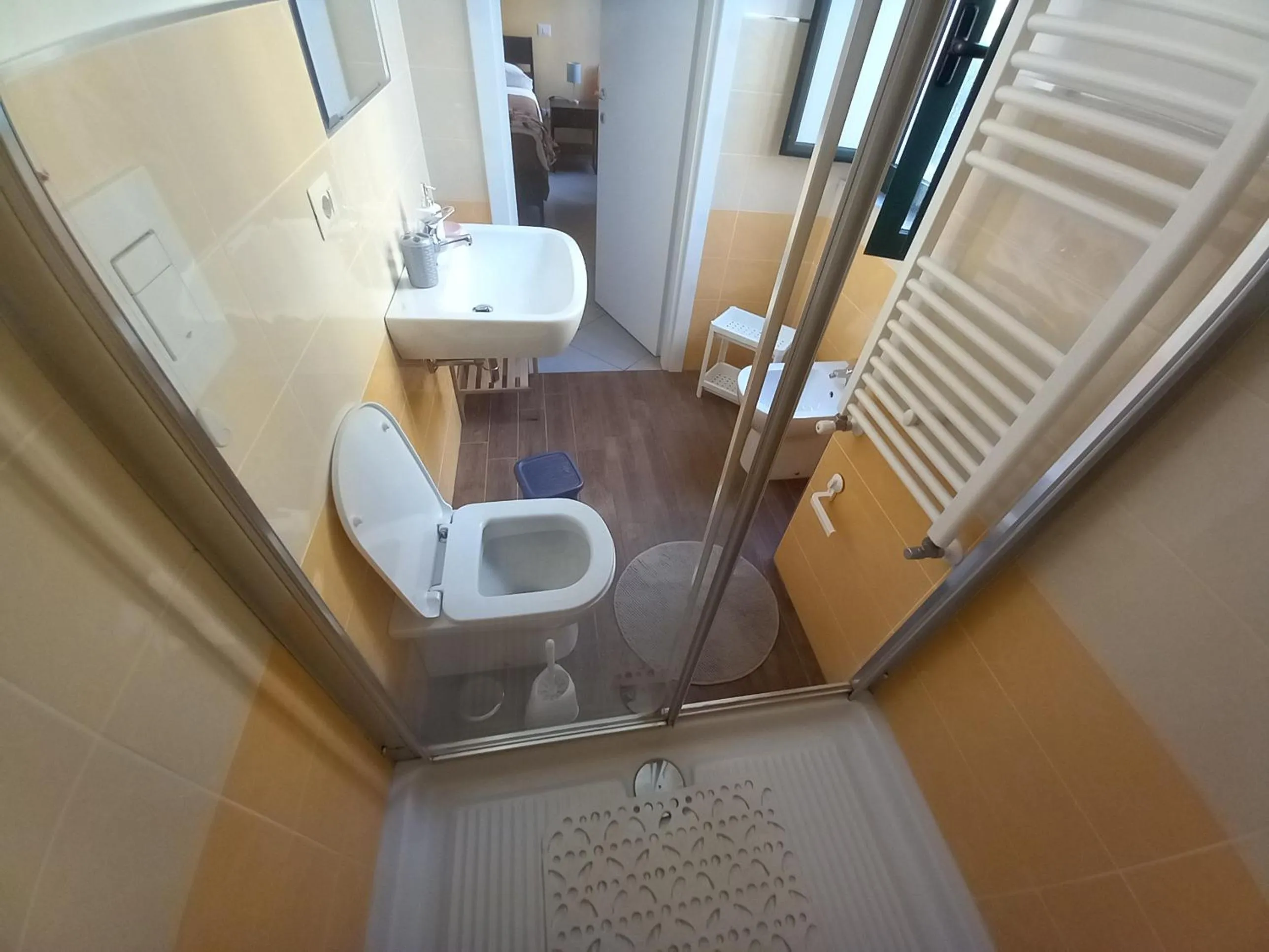 Shower in Grigio Pesca