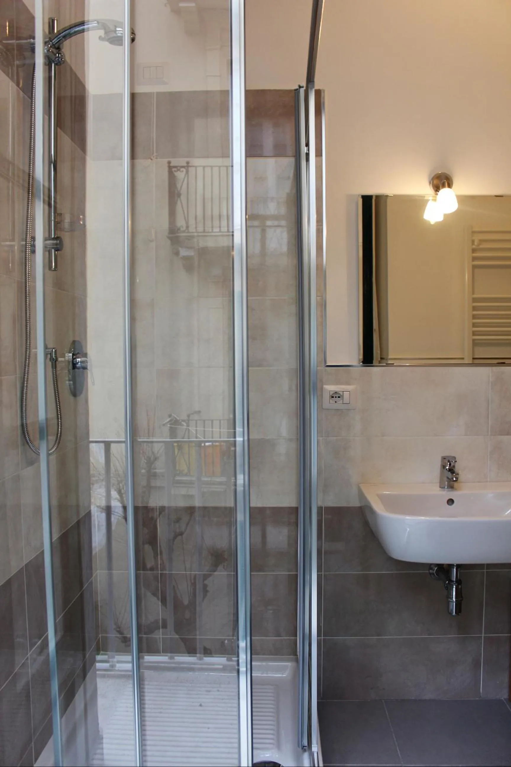 Shower in Grigio Pesca