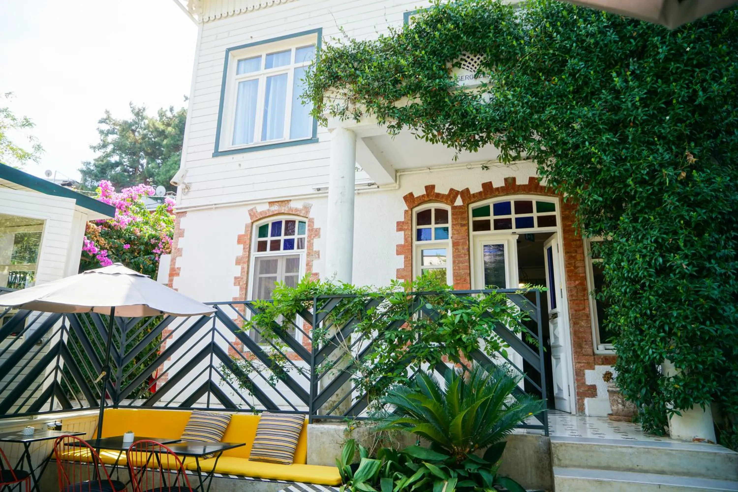 Property building in Serguzest Otel