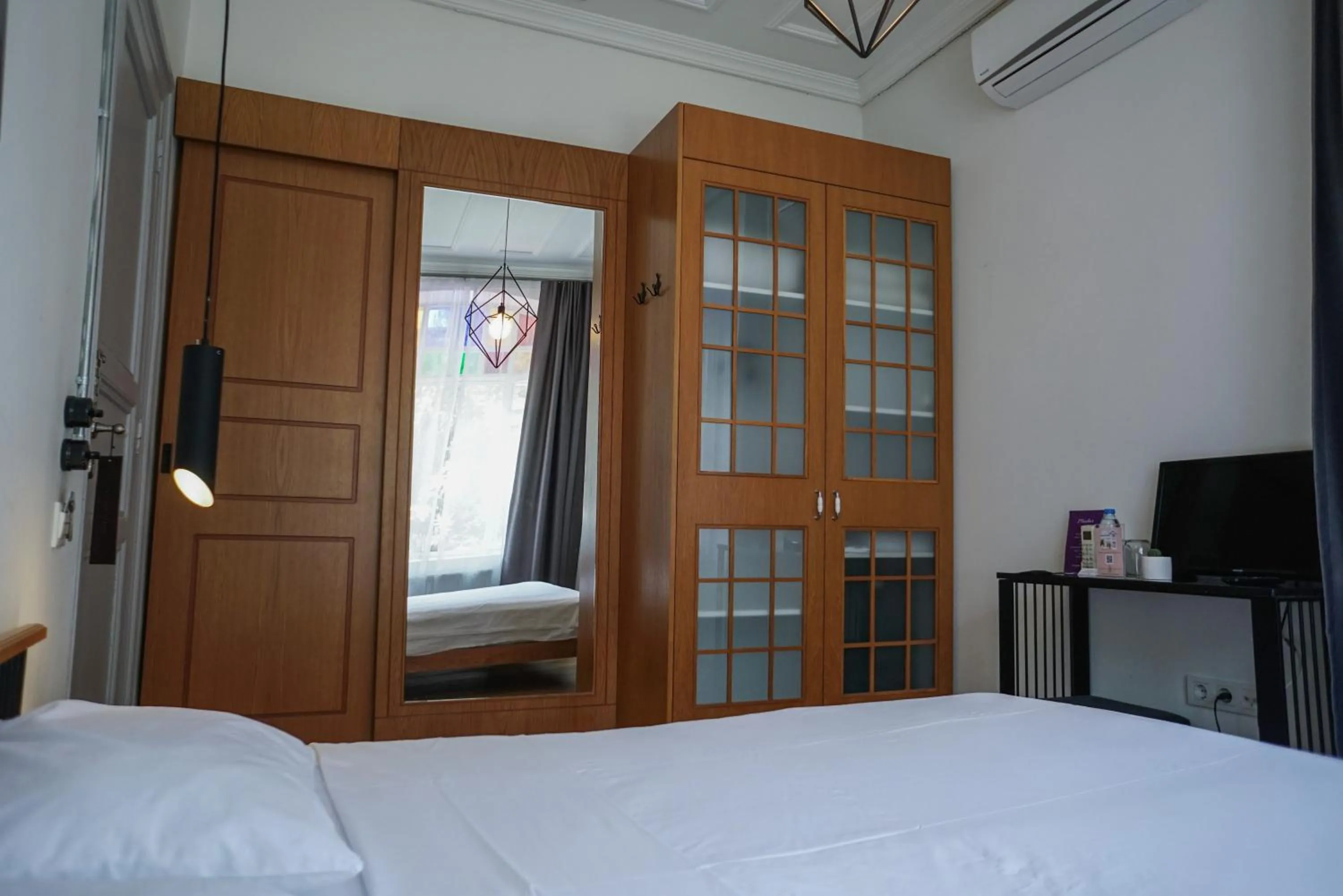 wardrobe, Bed in Serguzest Otel