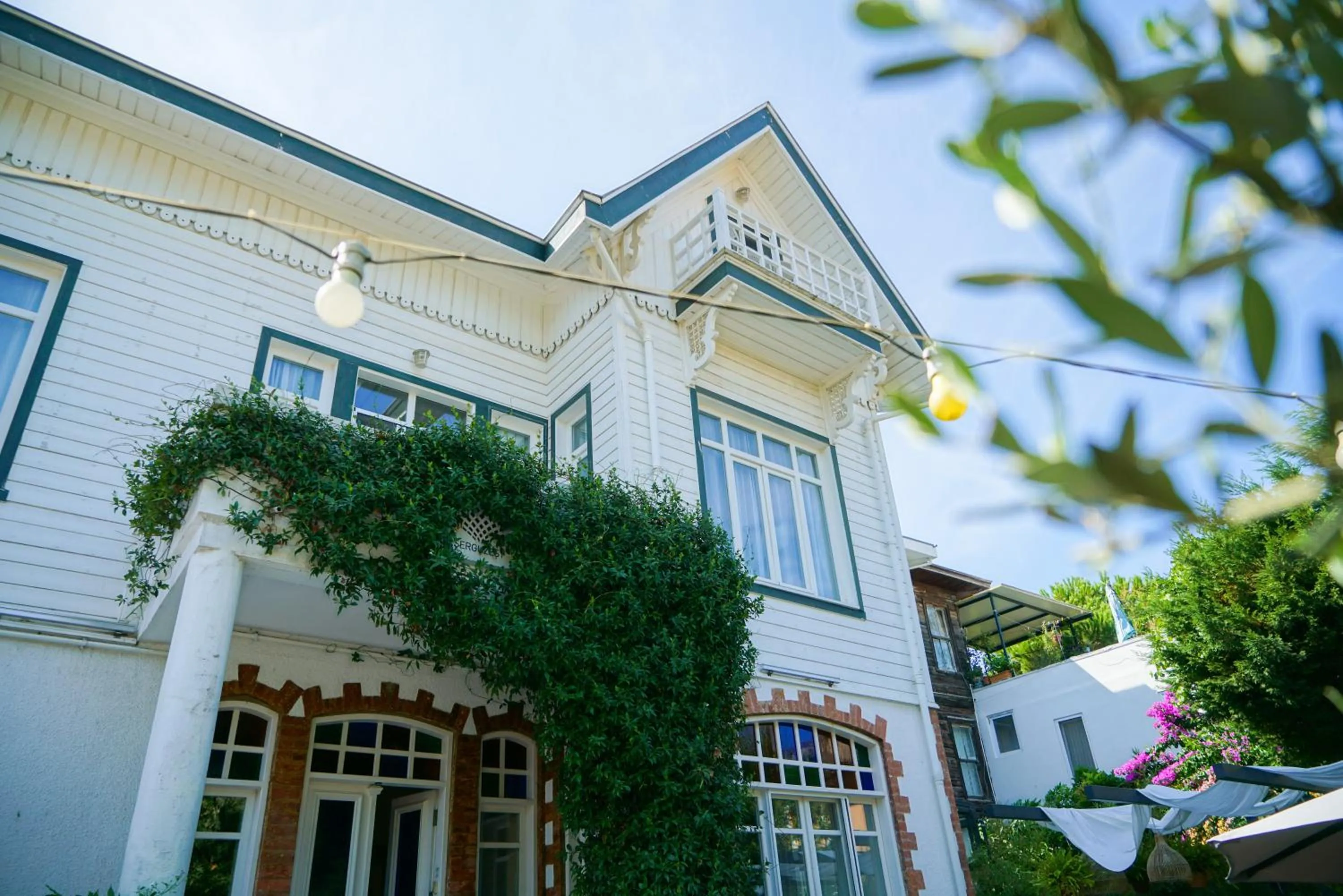 Property building in Serguzest Otel