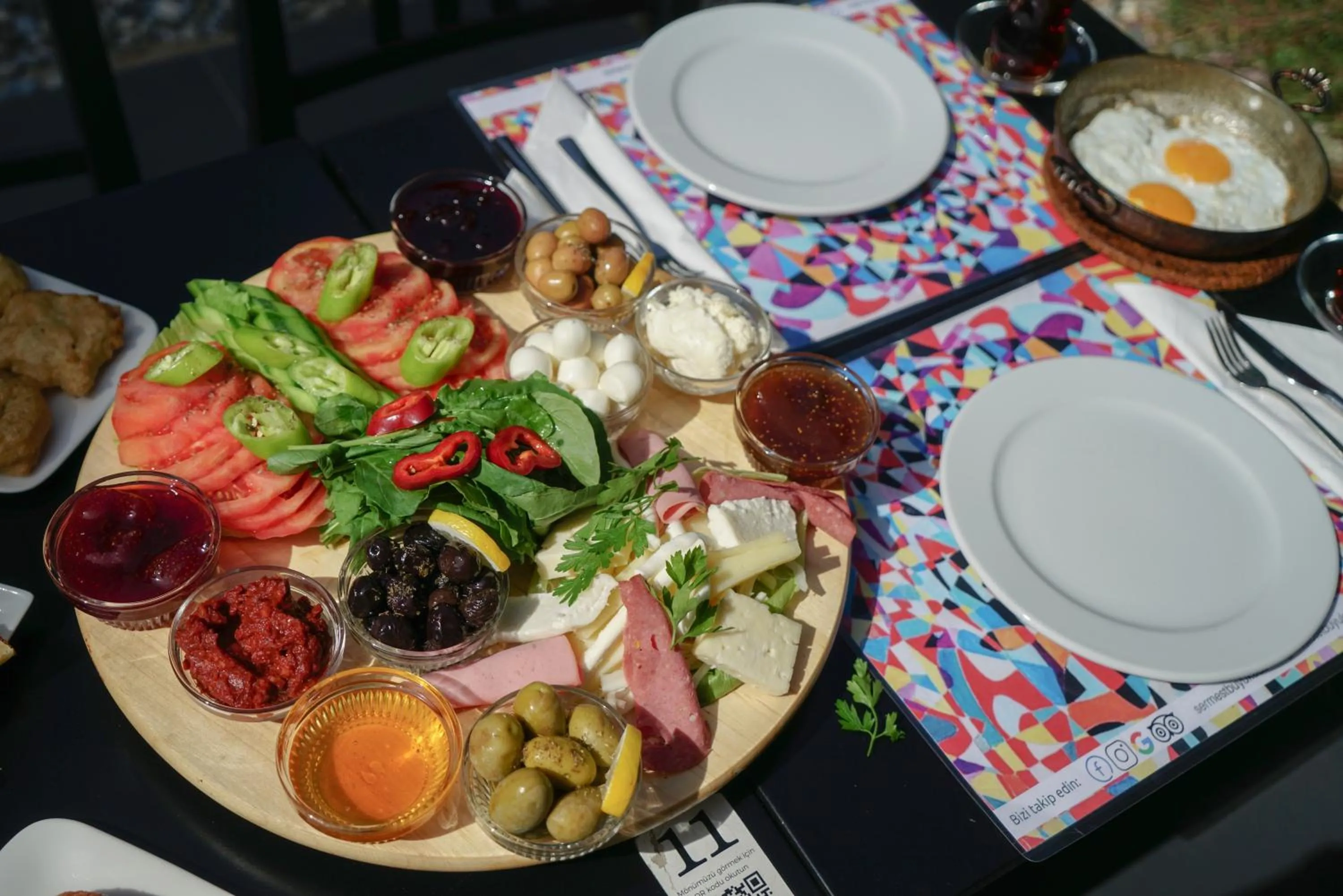 Restaurant/places to eat in Serguzest Otel