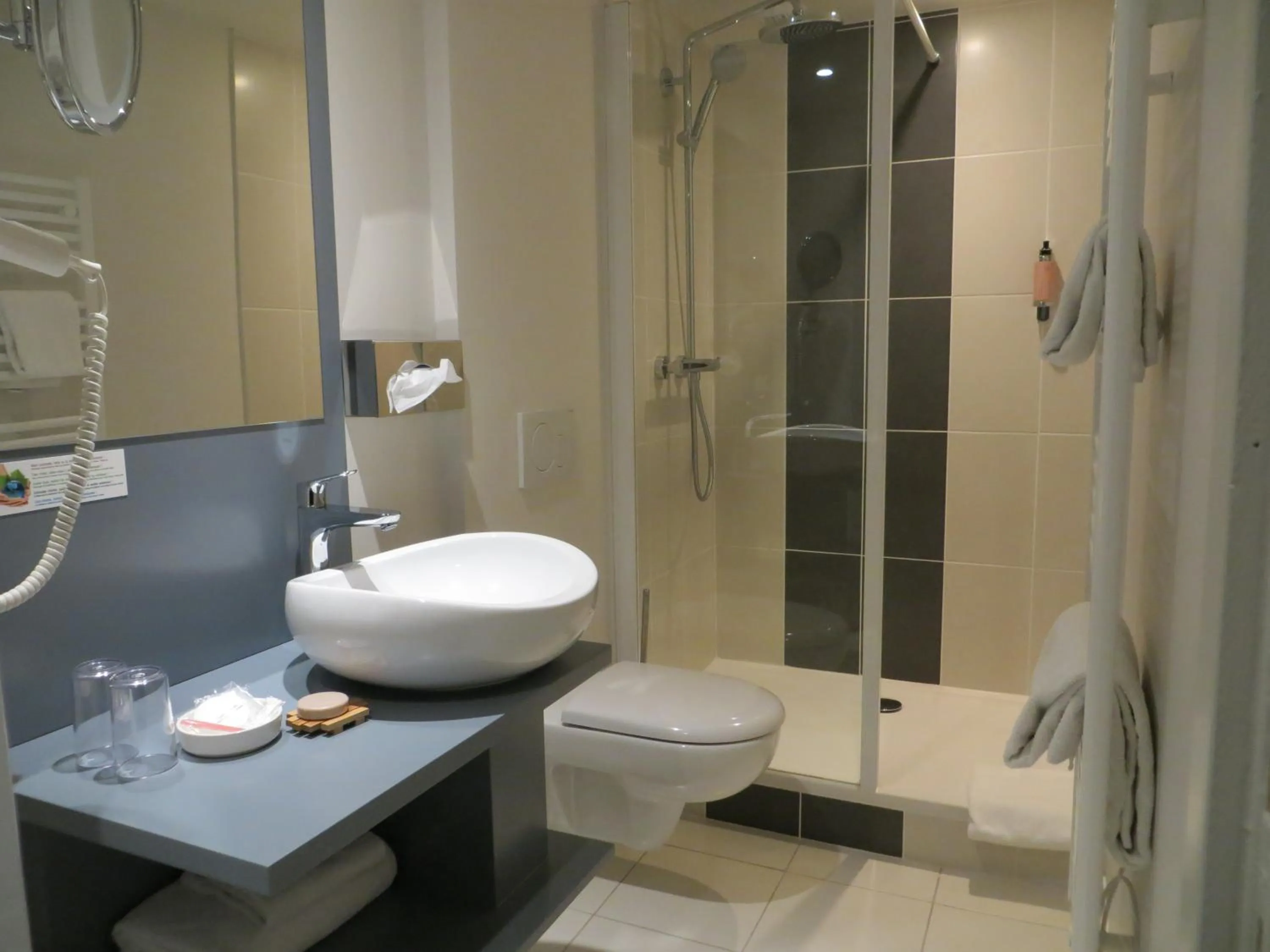 Shower in Auberge Bressane de Buellas