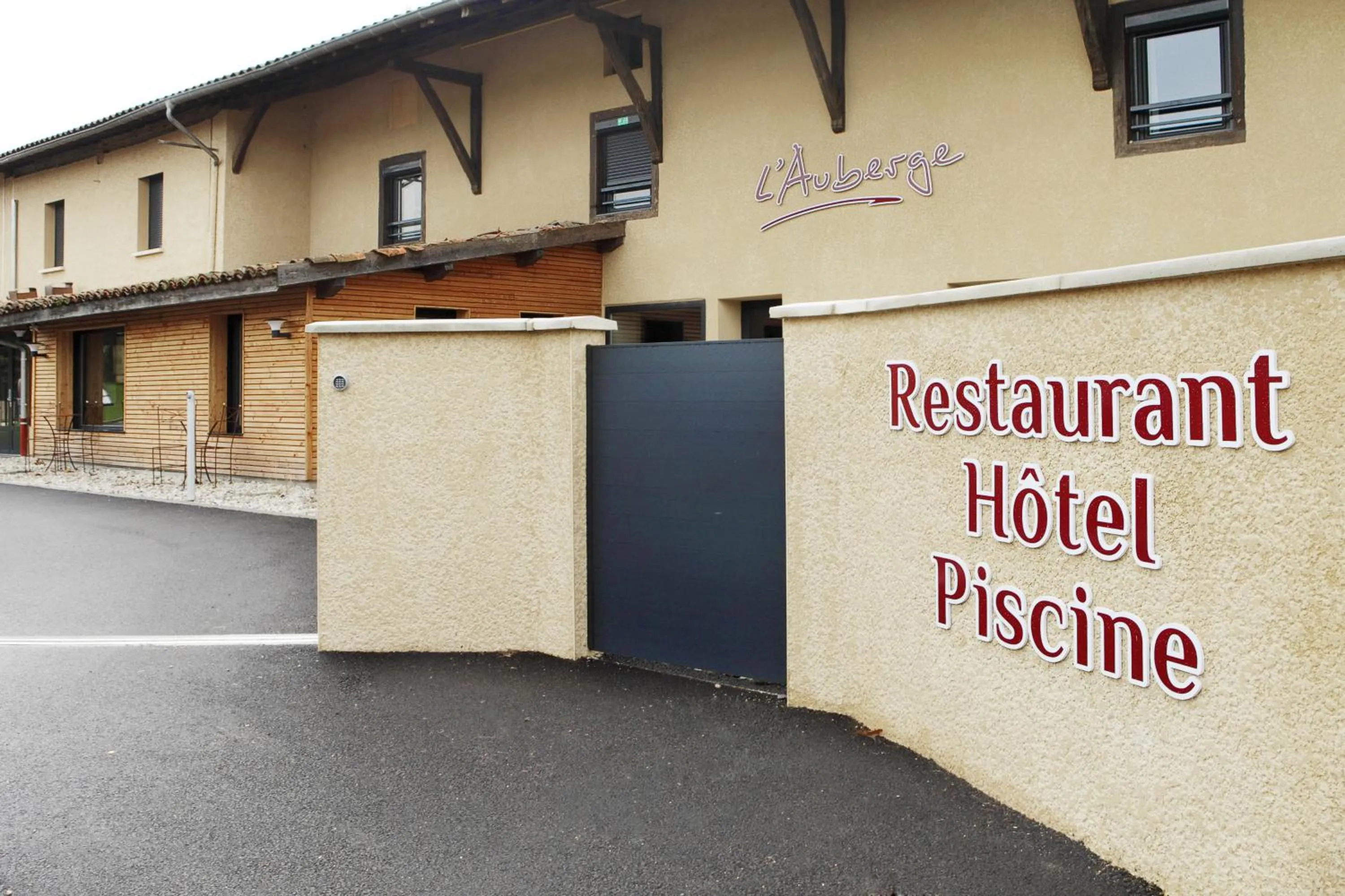 Facade/entrance in Auberge Bressane de Buellas