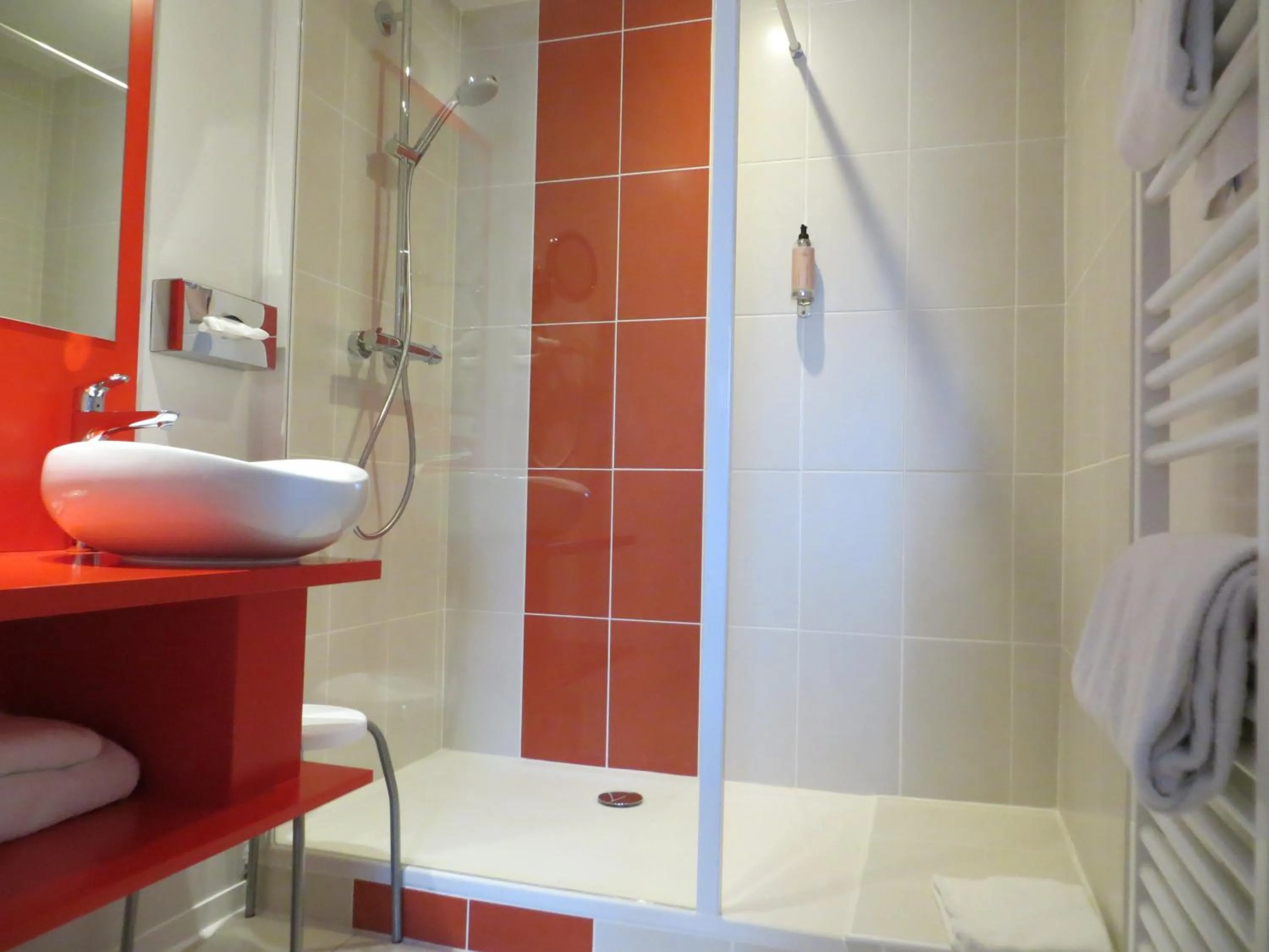 Shower in Auberge Bressane de Buellas