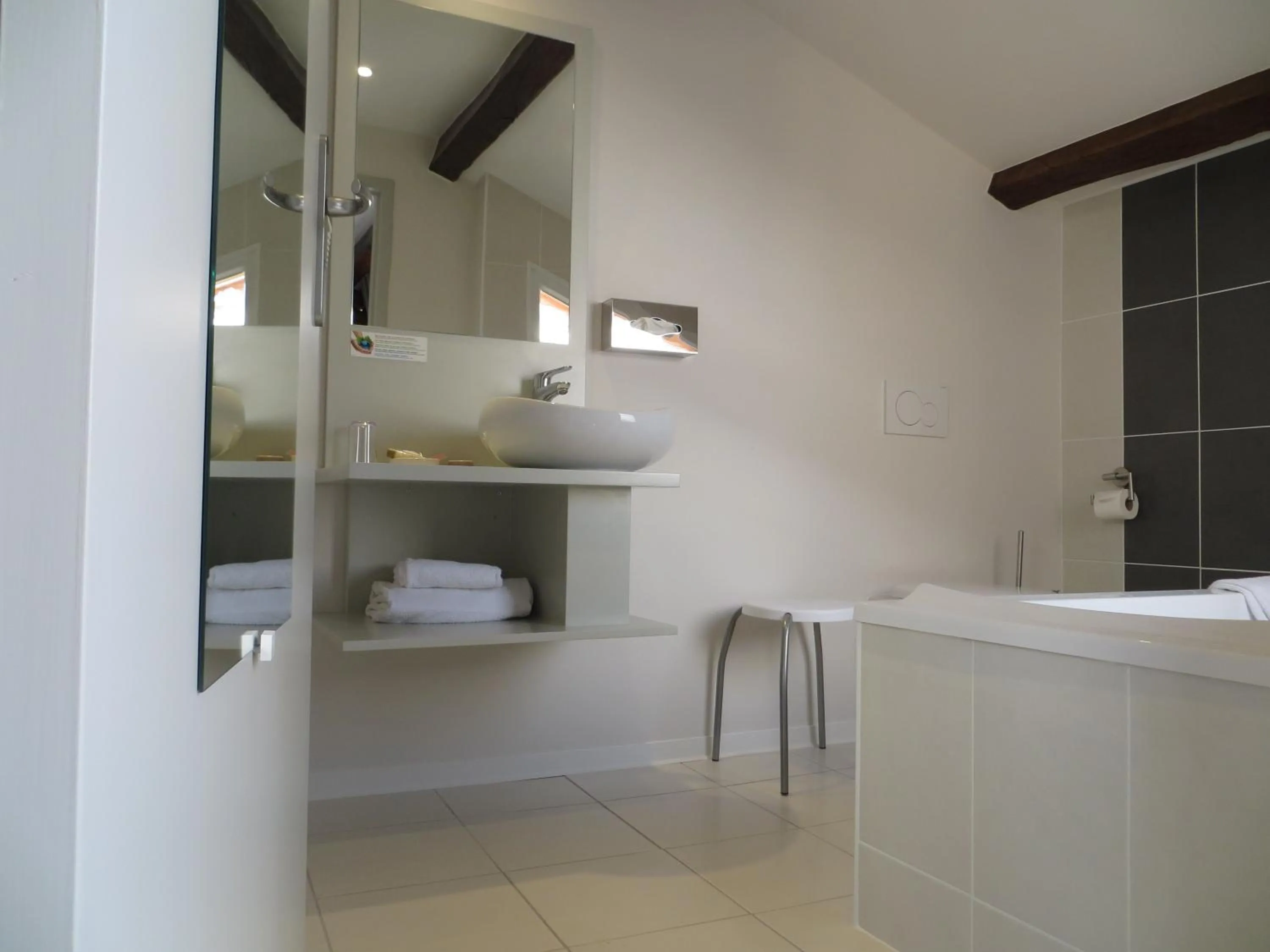 Bathroom in Auberge Bressane de Buellas