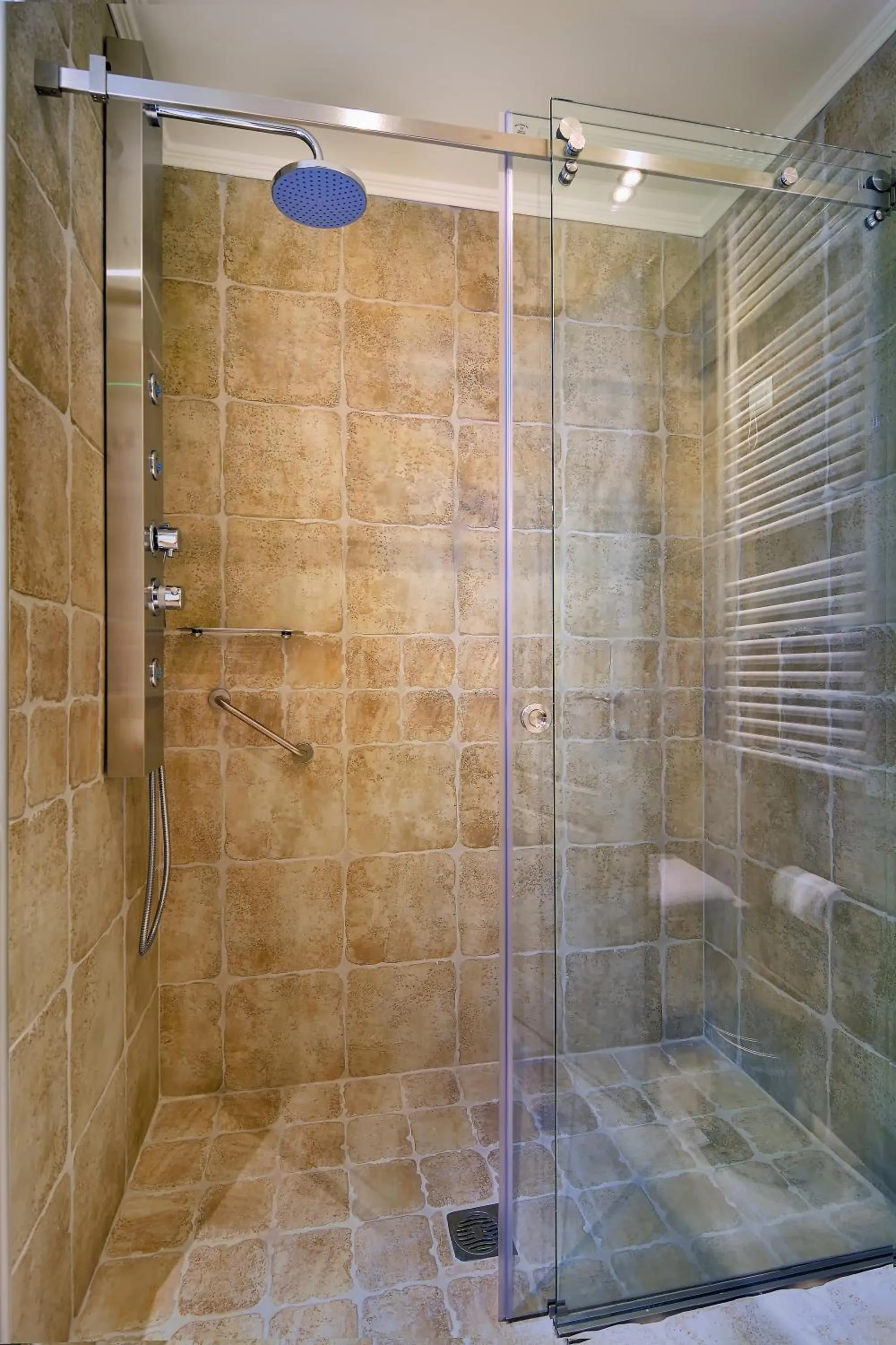 Shower in Hotel Antique