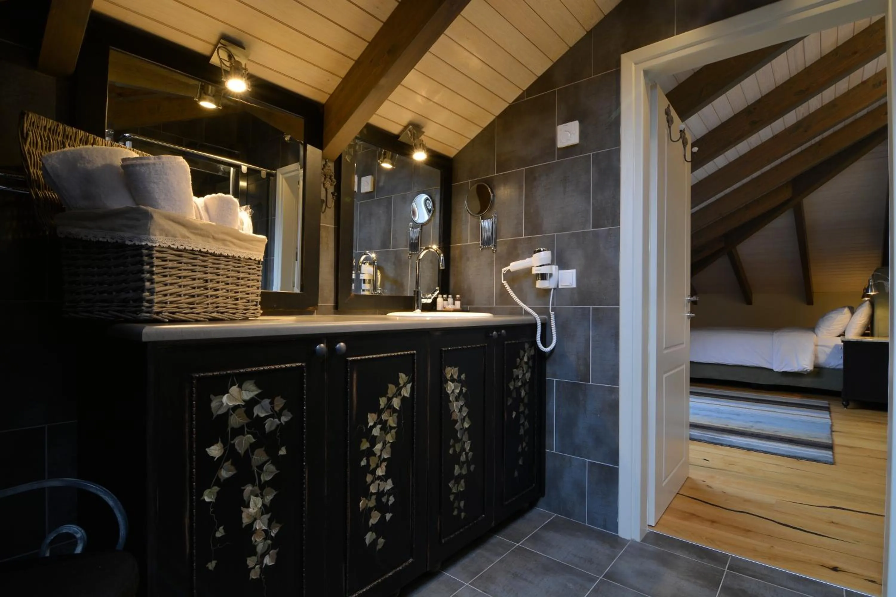 Bathroom, Bed in Hotel Antique