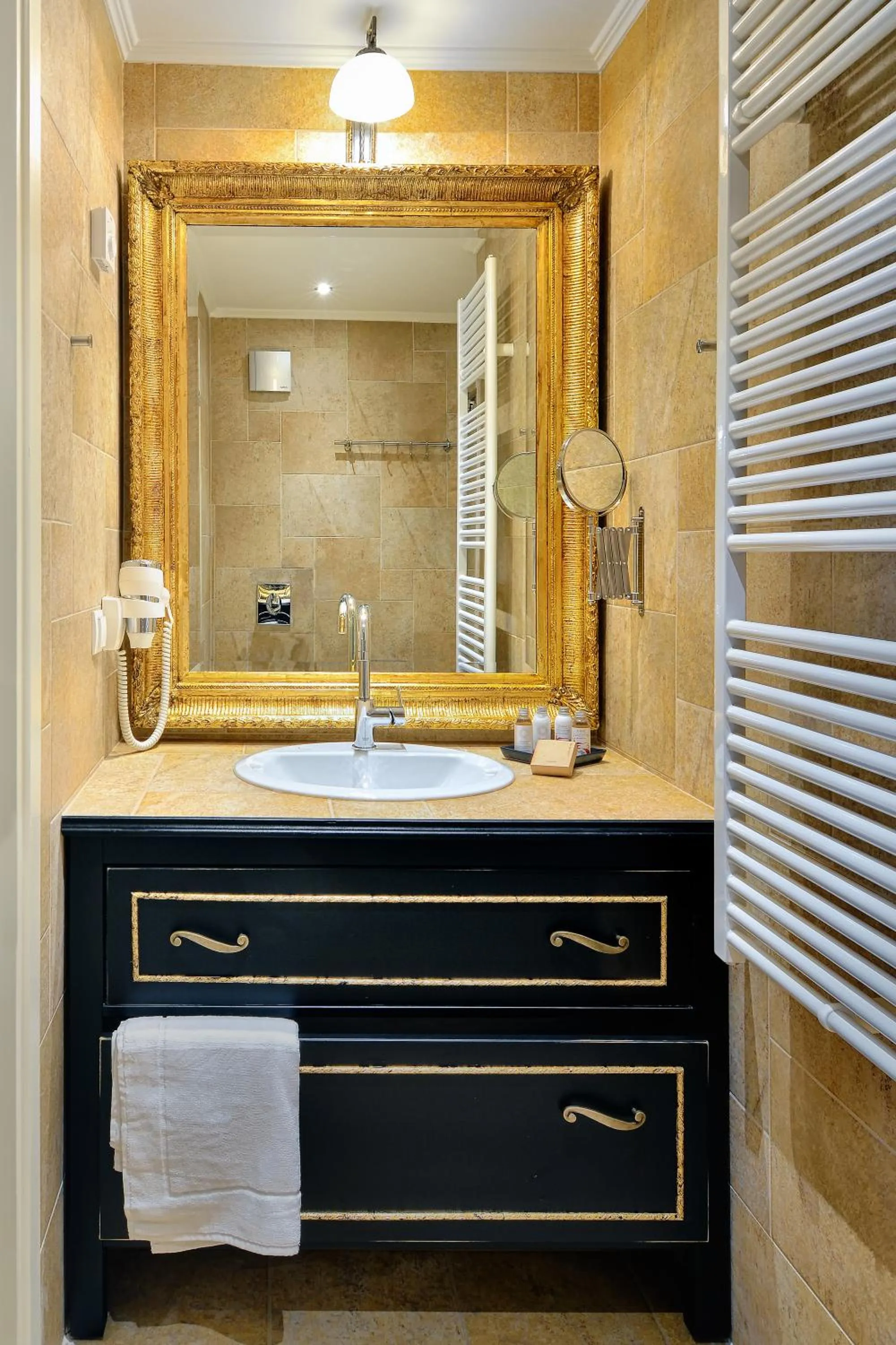 Bathroom in Hotel Antique