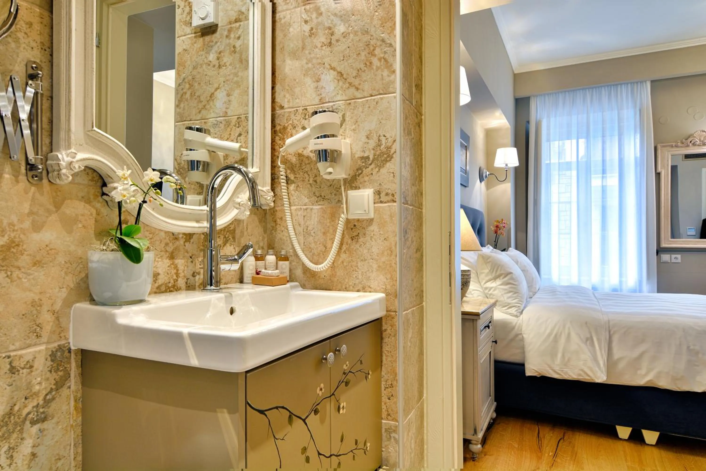 Bathroom, Bed in Hotel Antique