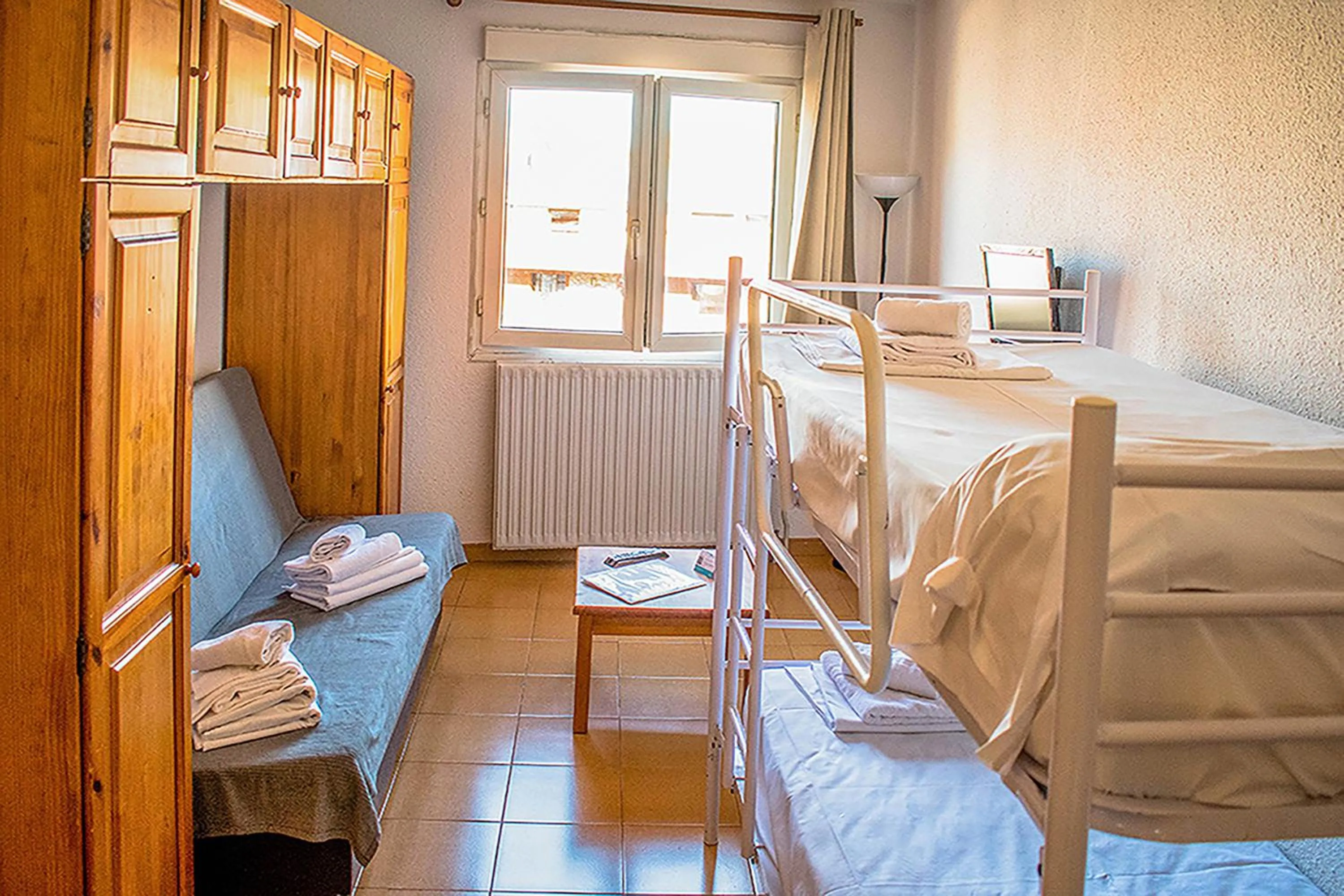 Living room, Bed in Estudis Turístics Cims Pas 3000