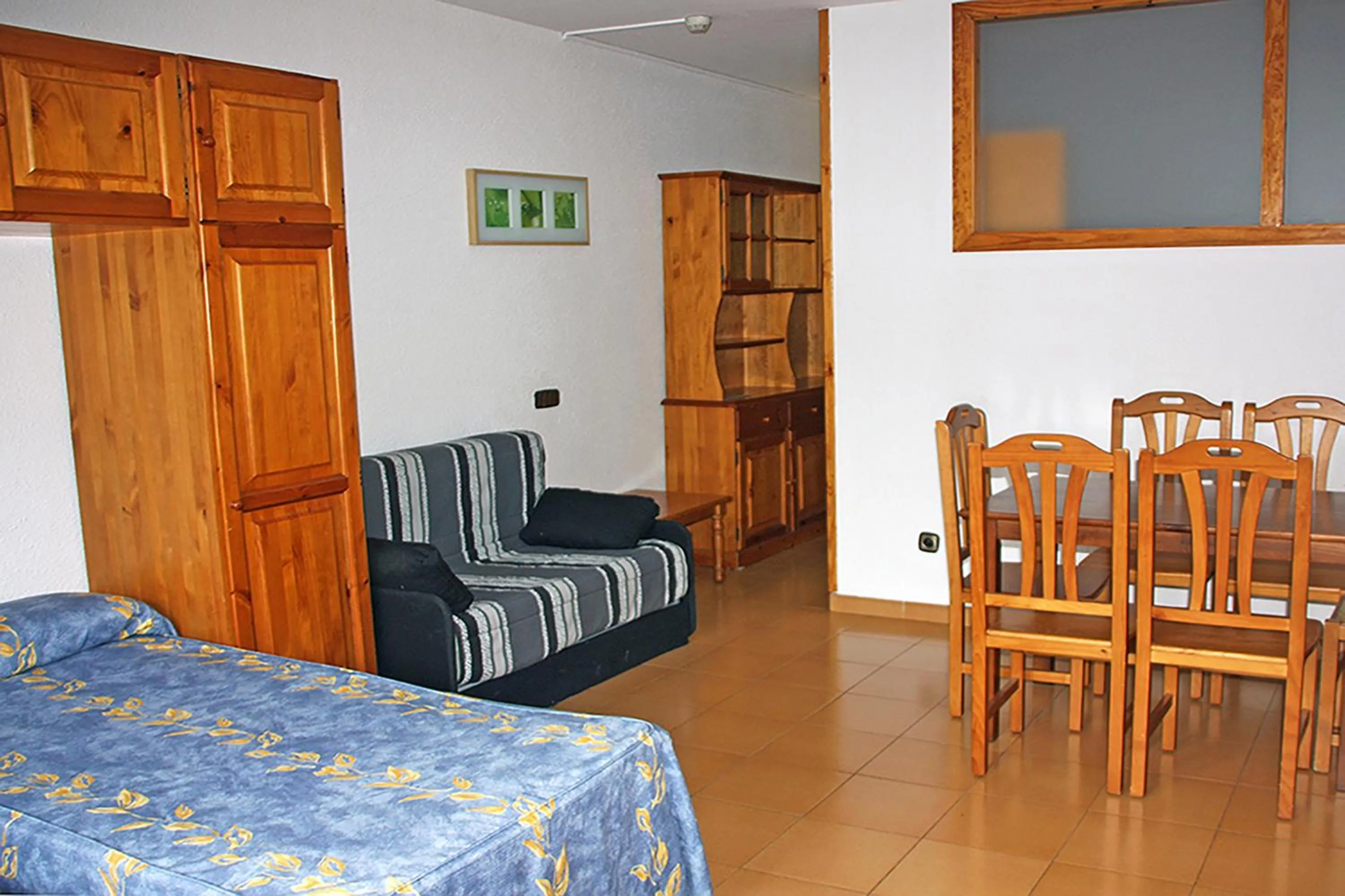 Living room, Bed in Estudis Turístics Cims Pas 3000