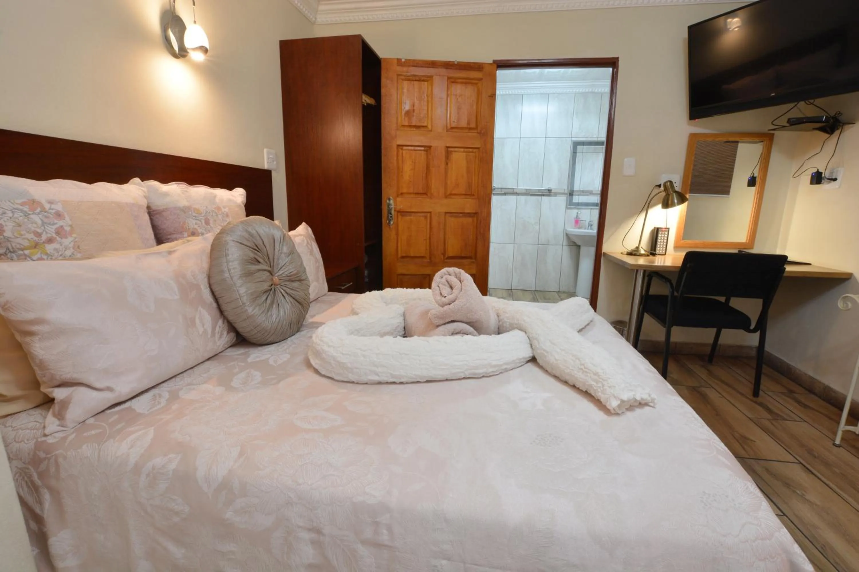 Bathroom, Bed in Kairos Home