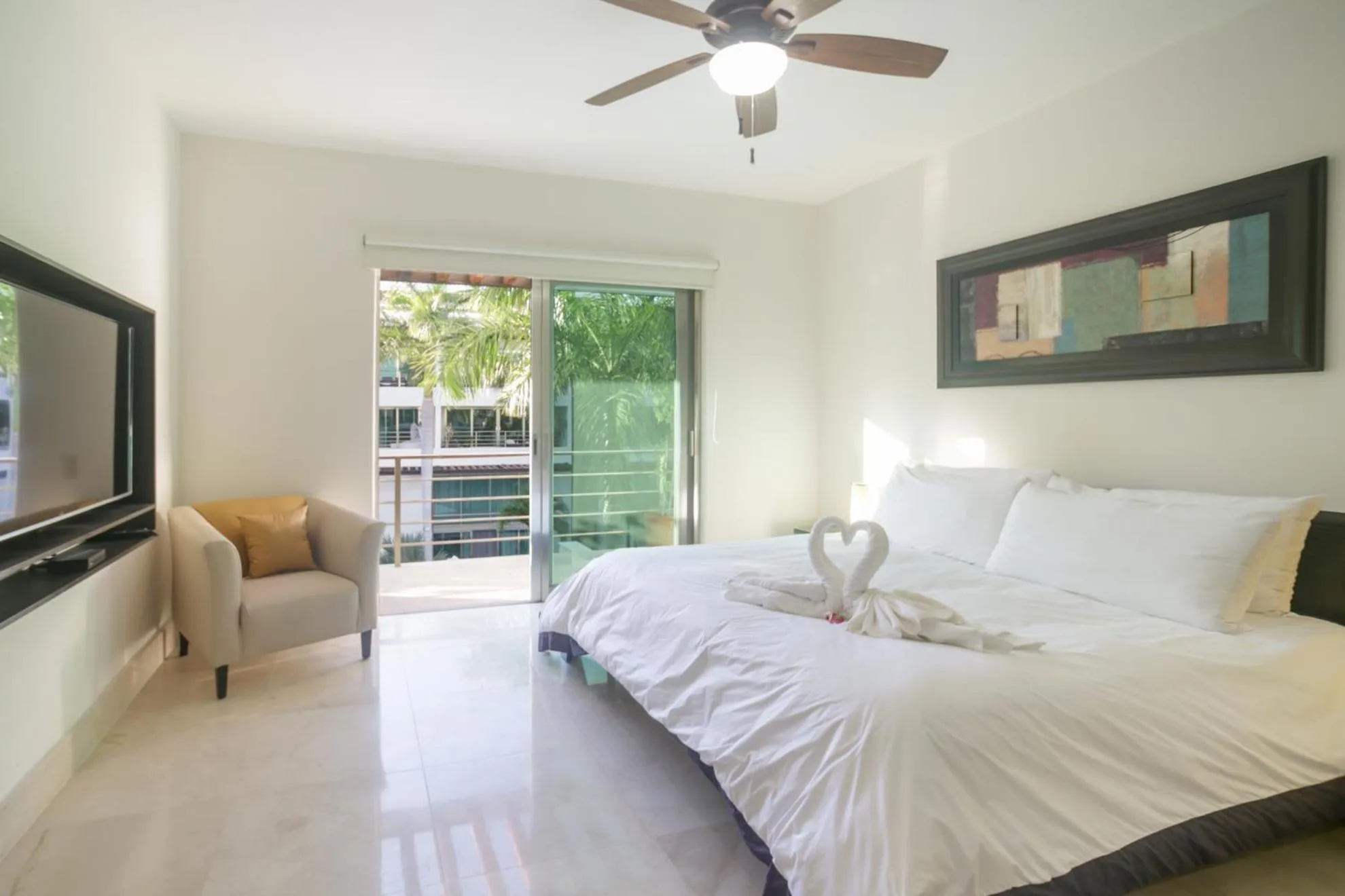 Bed in Luxurious & Central Condo In Playa Steps From The Beach
