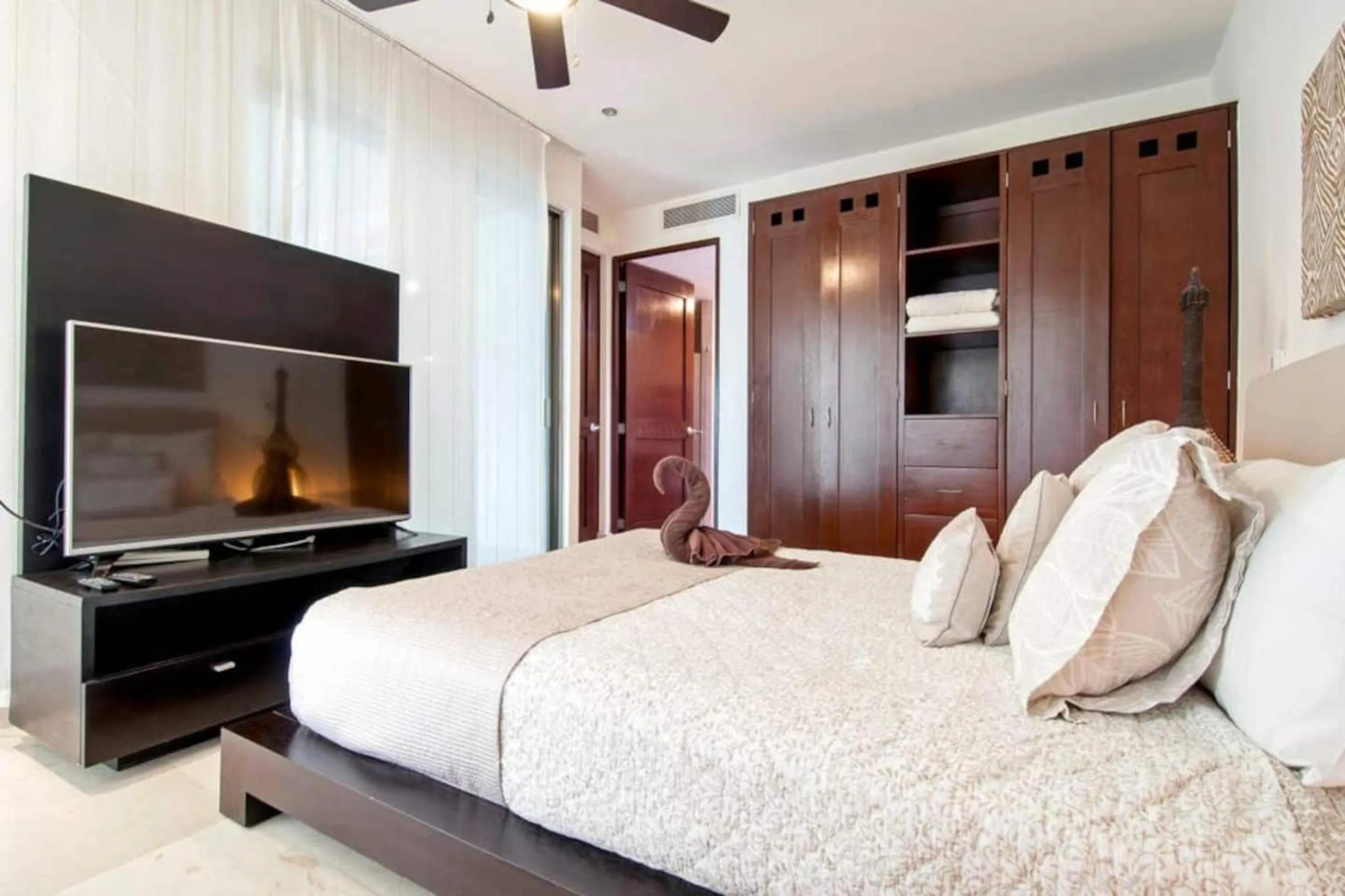 Bed in Luxurious & Central Condo In Playa Steps From The Beach