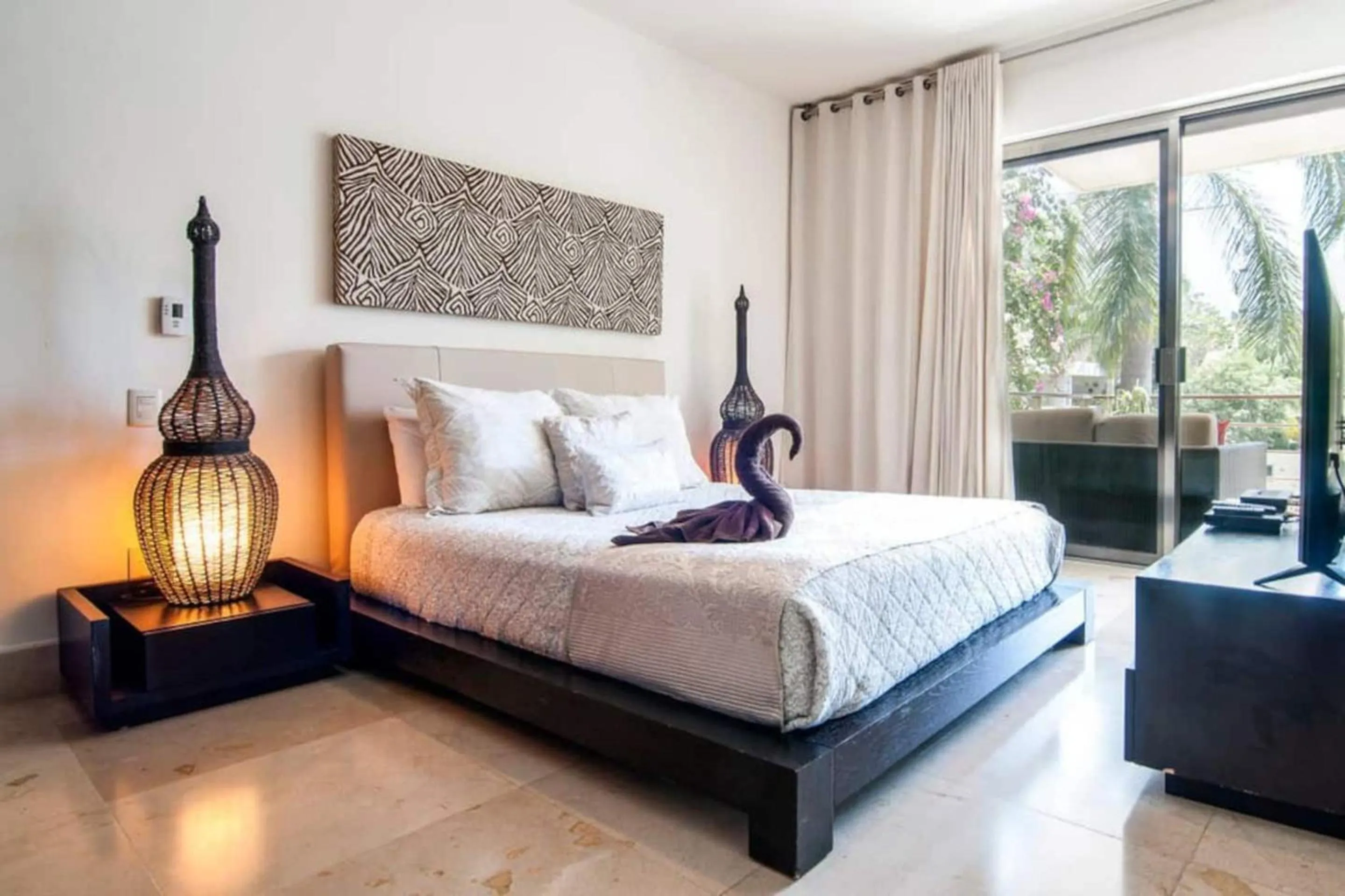 Bed in Luxurious & Central Condo In Playa Steps From The Beach