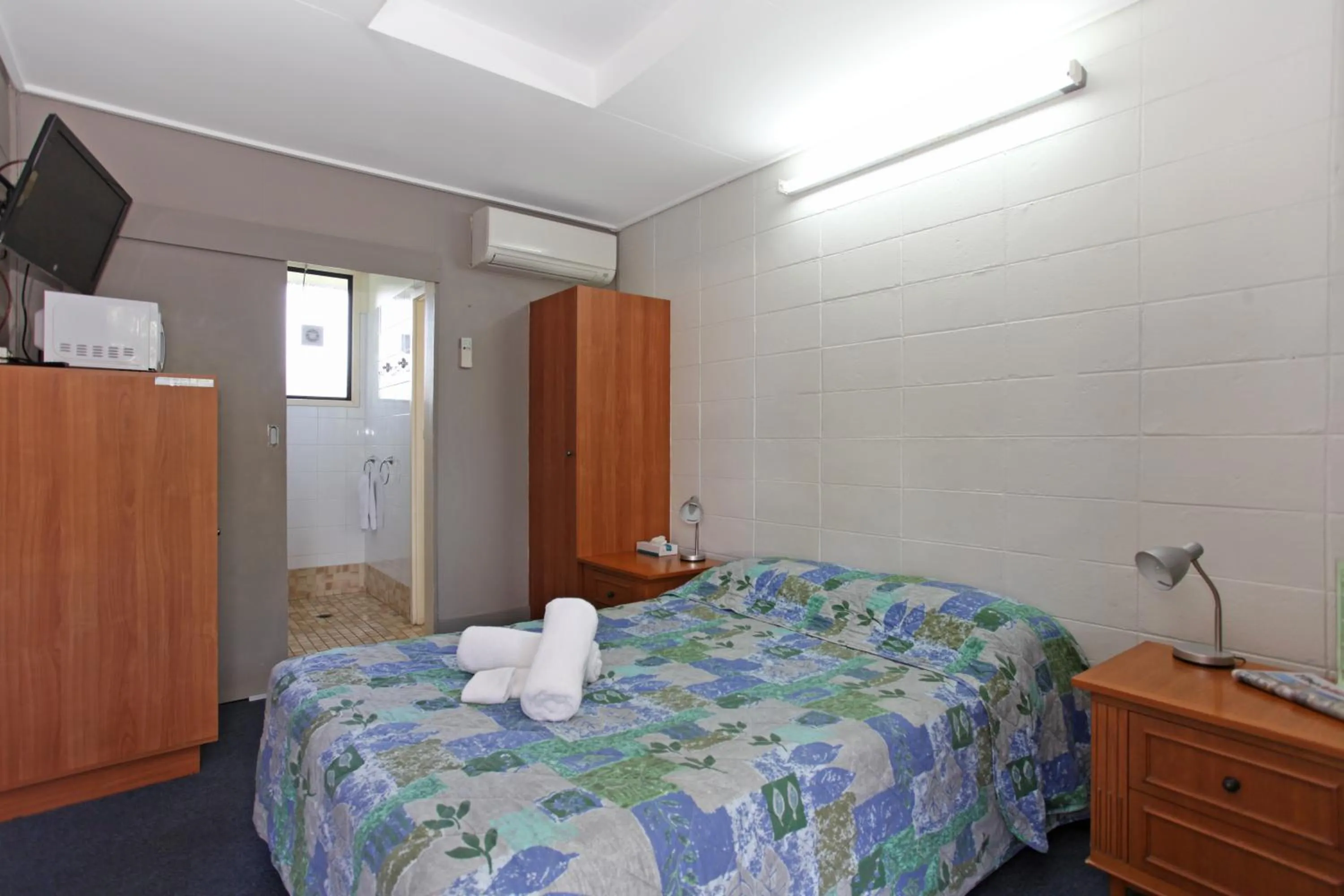 Bed in Tandara Hotel Motel