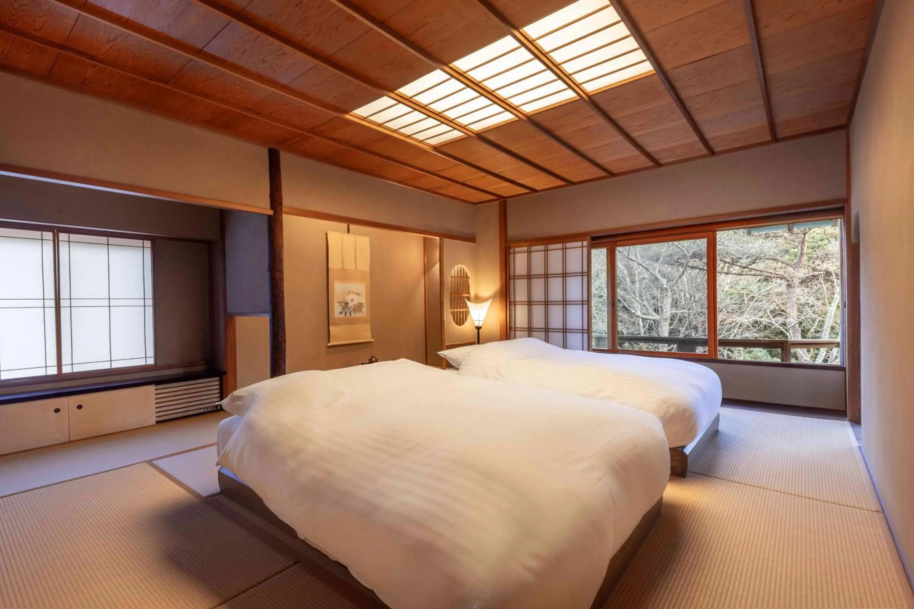 Bedroom, Bed in UNZEN HANZUIRYO by Onko Chishin