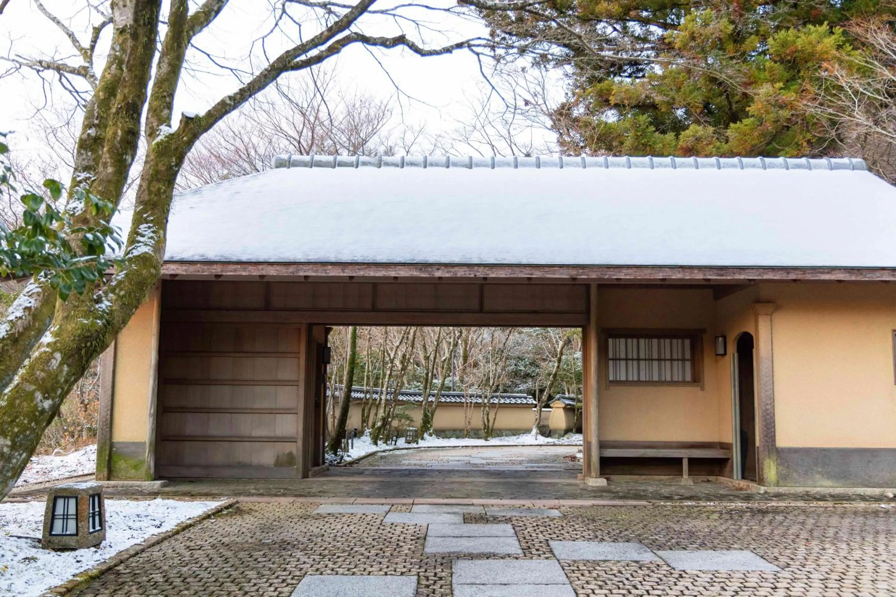 Facade/entrance in UNZEN HANZUIRYO by Onko Chishin