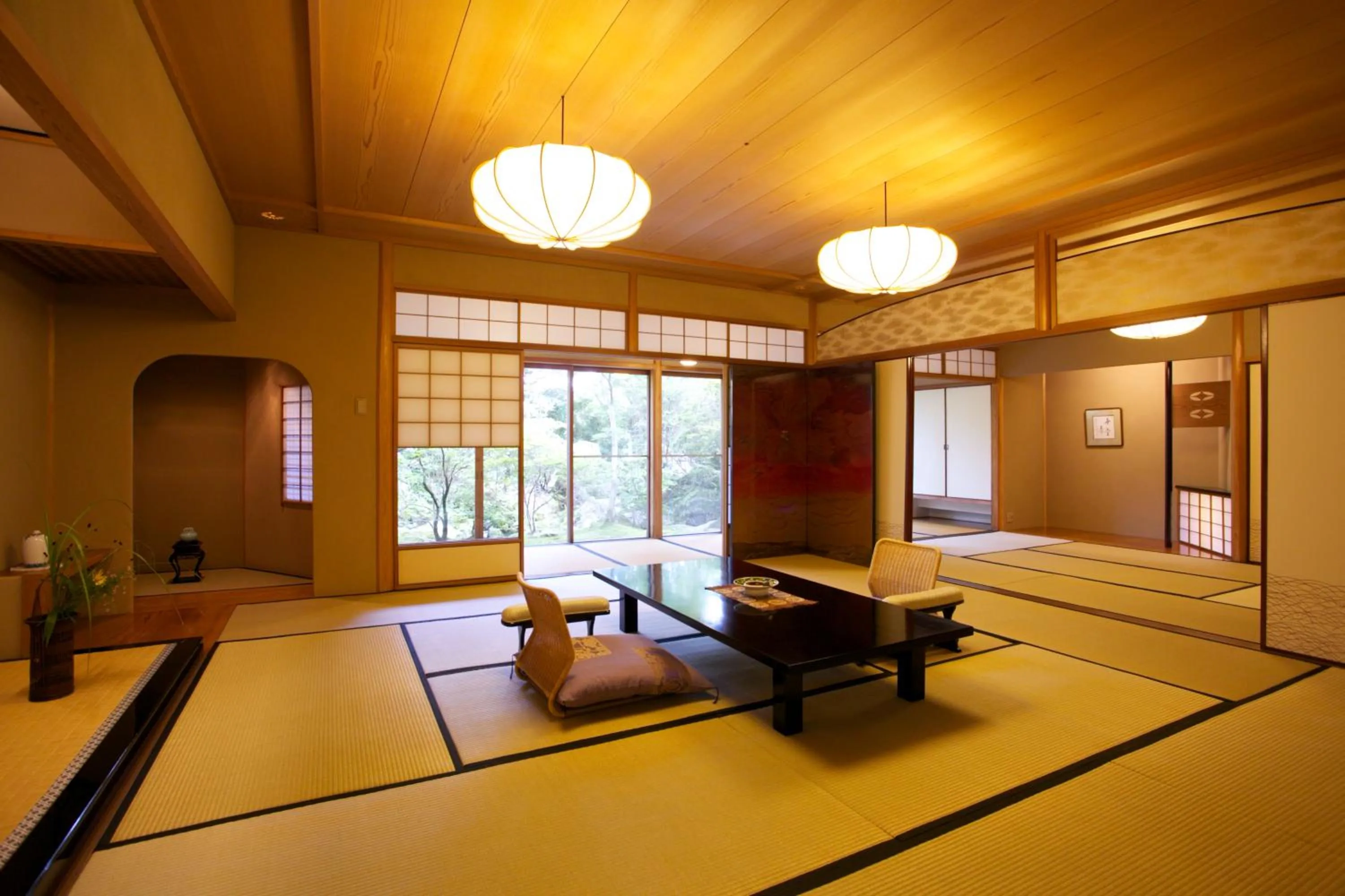 Photo of the whole room in UNZEN HANZUIRYO by Onko Chishin