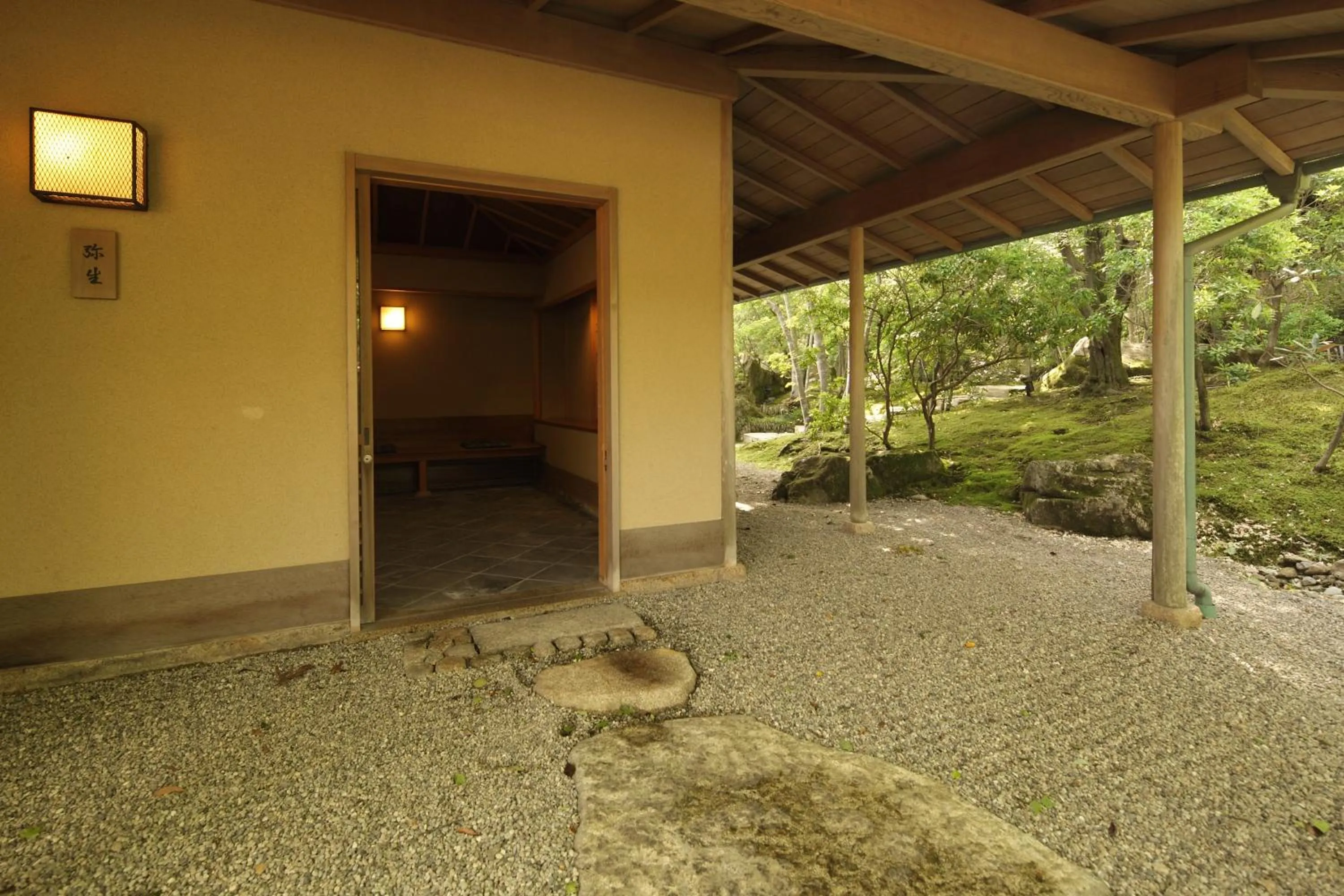 Facade/entrance in UNZEN HANZUIRYO by Onko Chishin