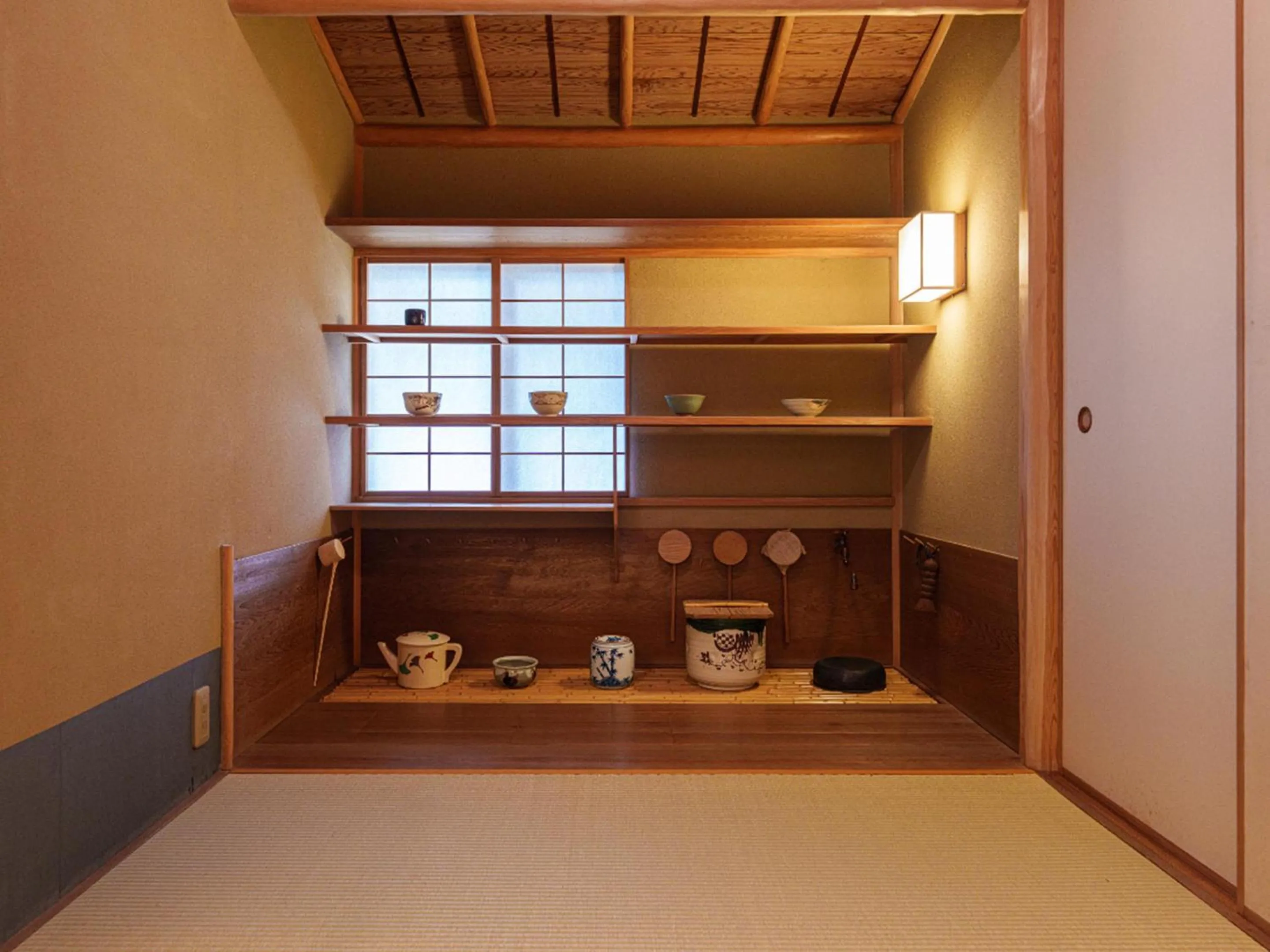 Decorative detail in UNZEN HANZUIRYO by Onko Chishin