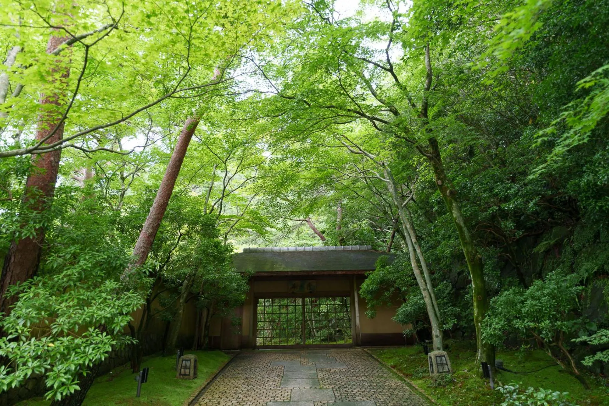 Property building in UNZEN HANZUIRYO by Onko Chishin