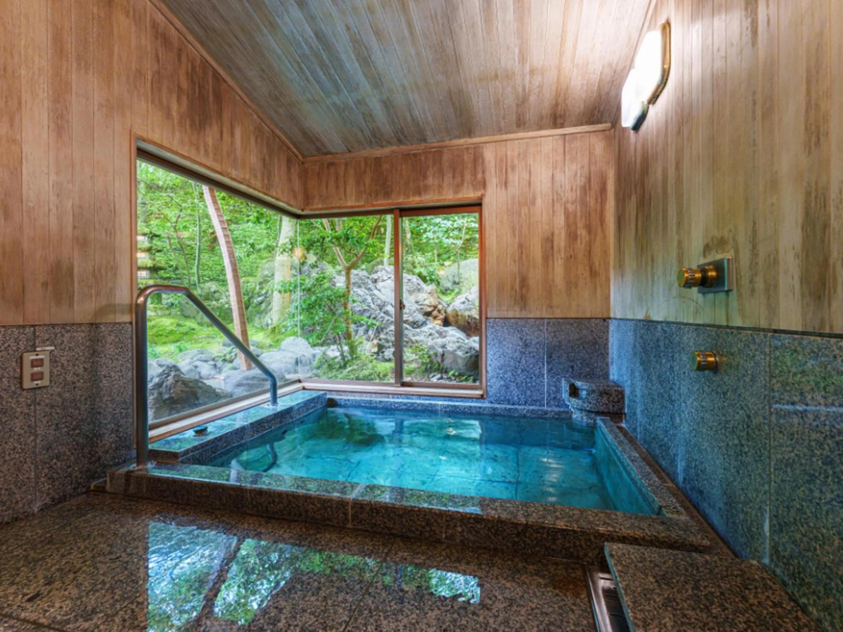 Bathroom in UNZEN HANZUIRYO by Onko Chishin