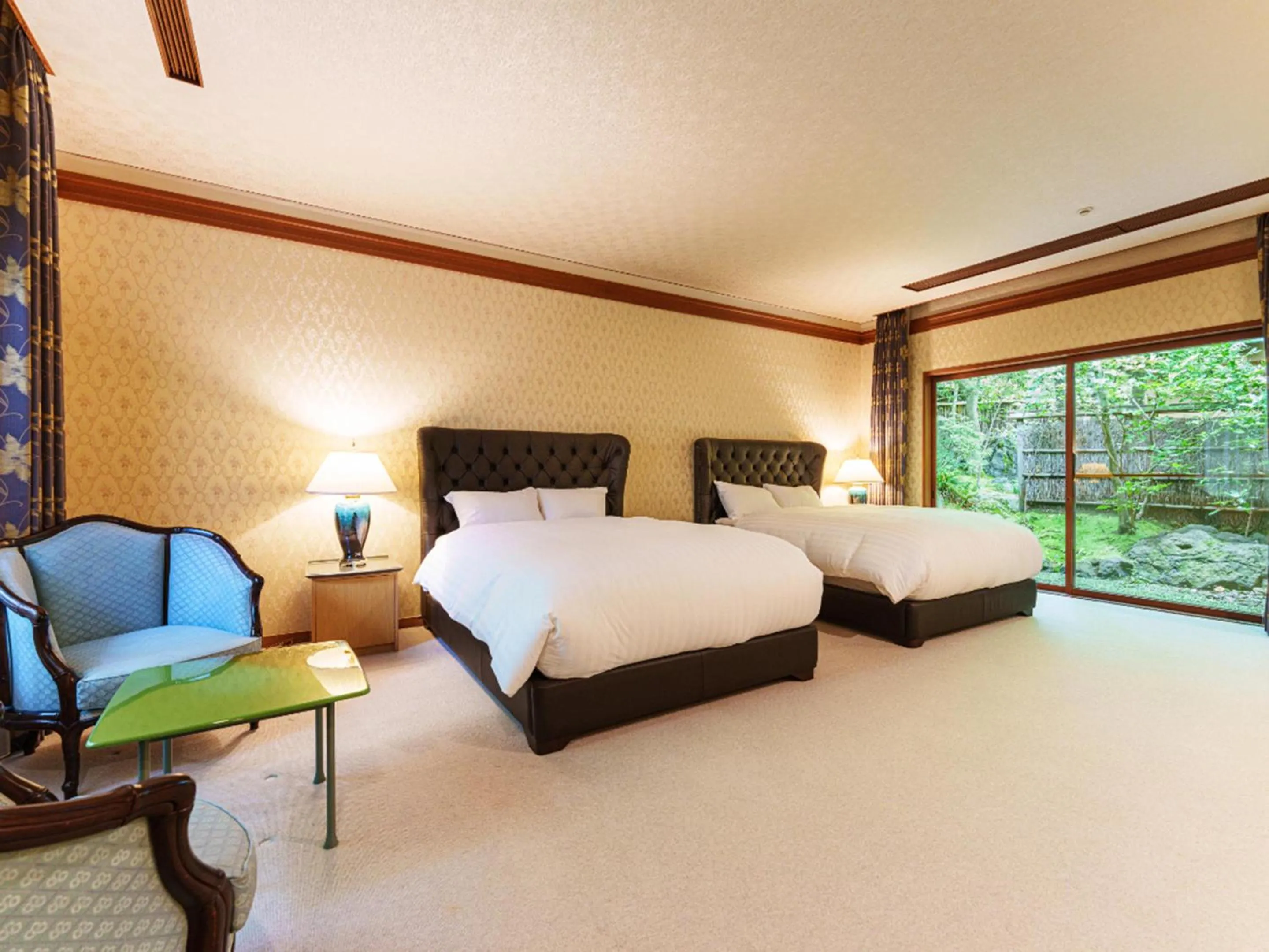 Bed in UNZEN HANZUIRYO by Onko Chishin