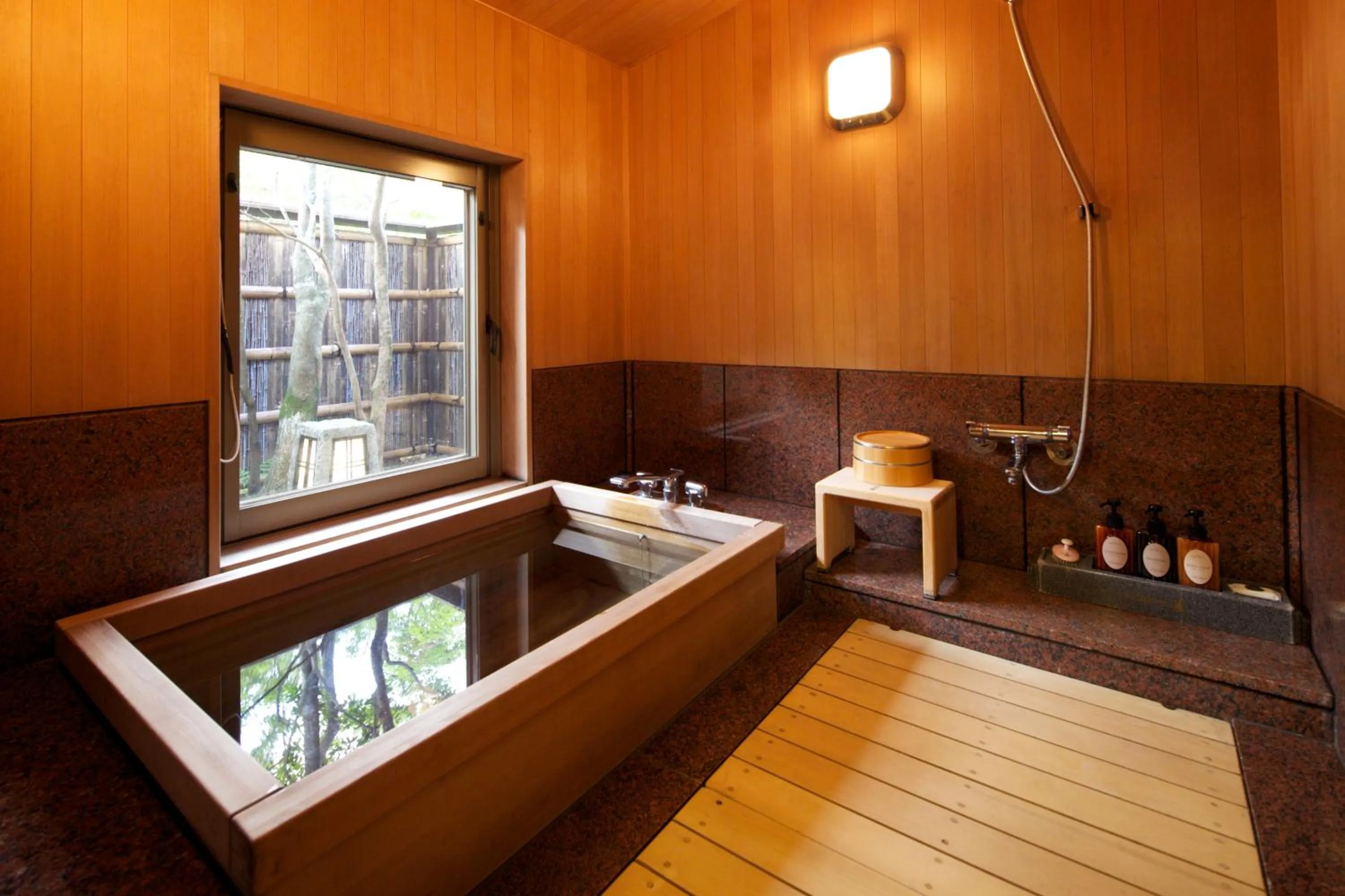 Bathroom in UNZEN HANZUIRYO by Onko Chishin