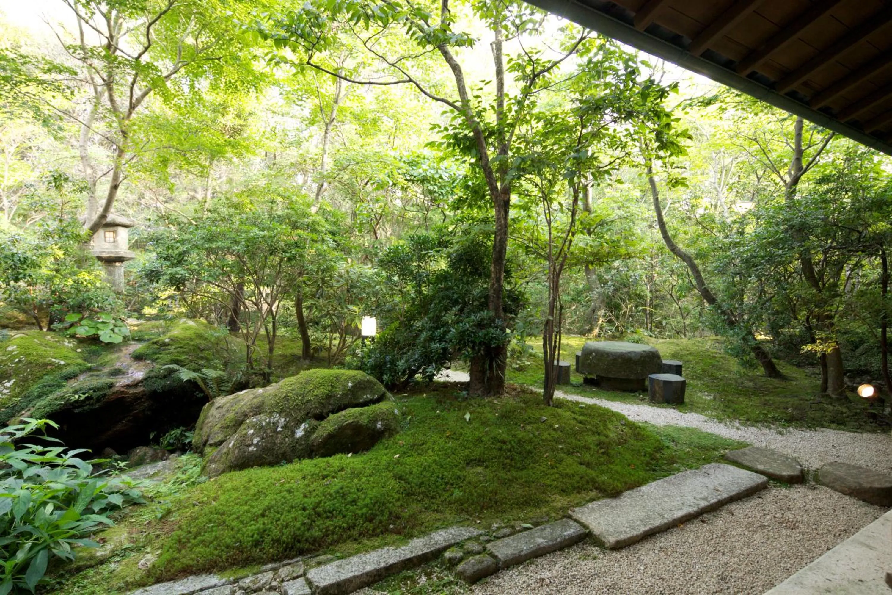 Garden in UNZEN HANZUIRYO by Onko Chishin