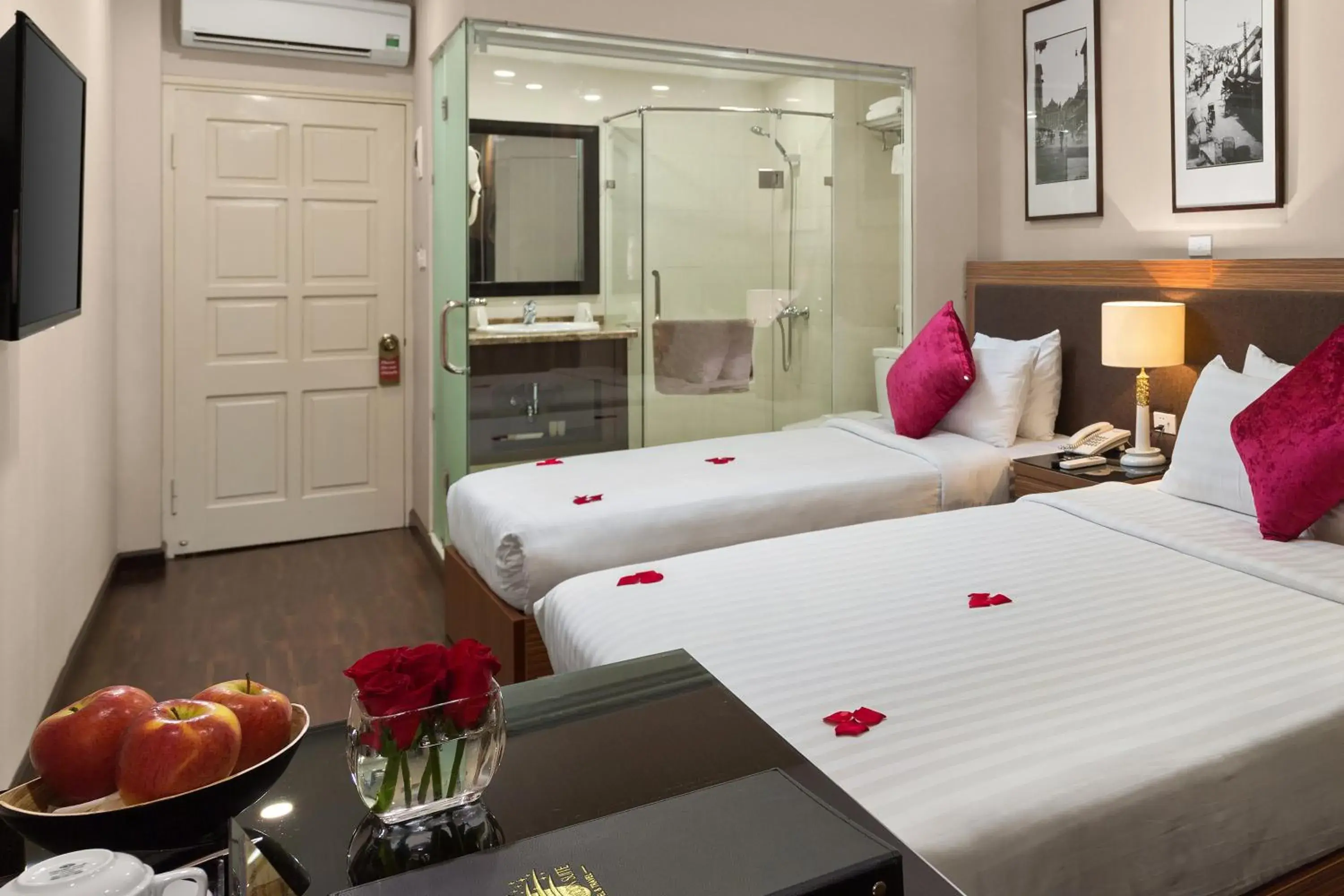 Photo of the whole room, Bed in Golden Moon Suite Hotel & Travel Photo of the whole room, Bed in Golden Moon Suite Hotel & Travel