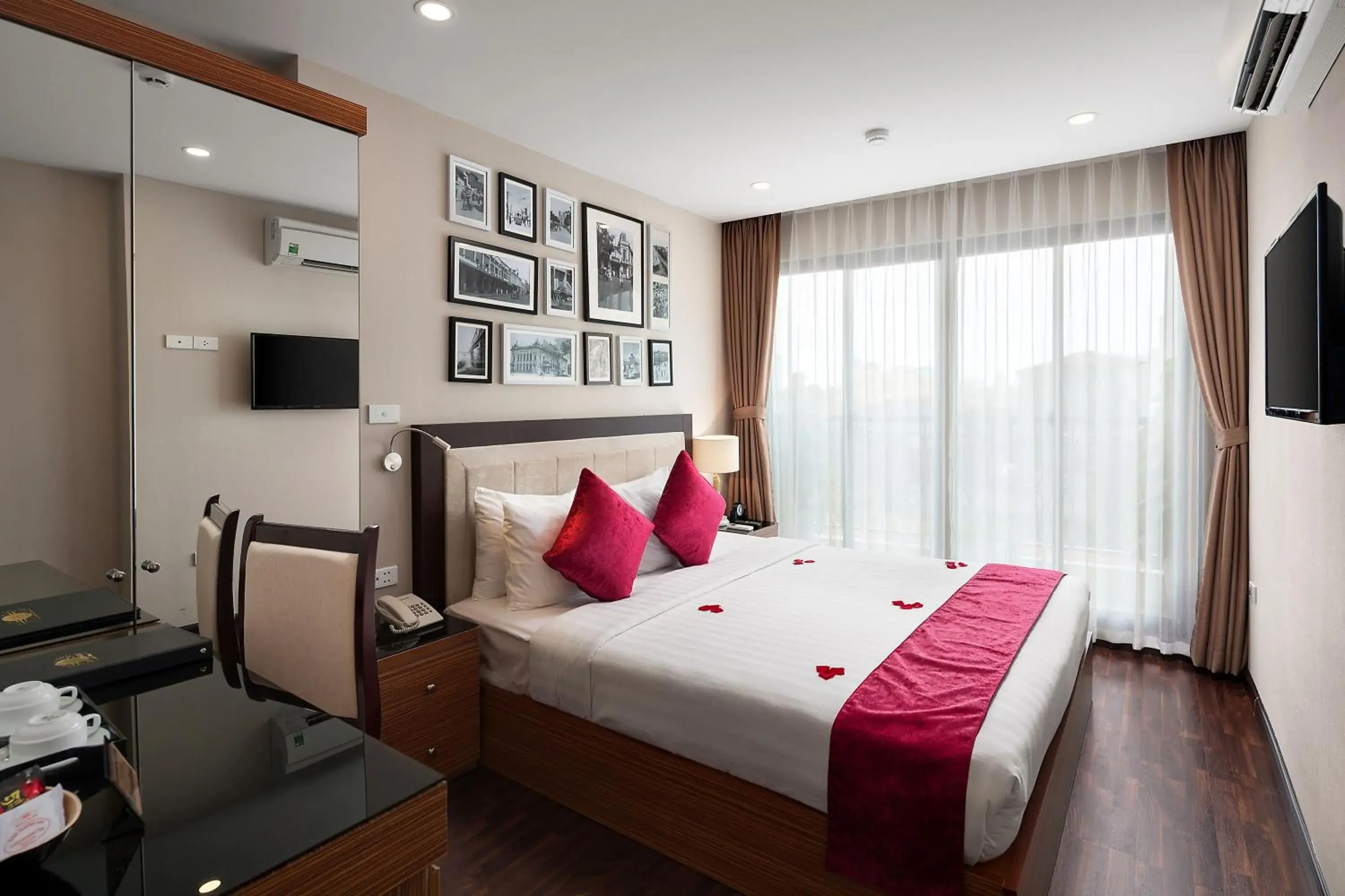 Property building, Bed in Golden Moon Suite Hotel & Travel Property building, Bed in Golden Moon Suite Hotel & Travel
