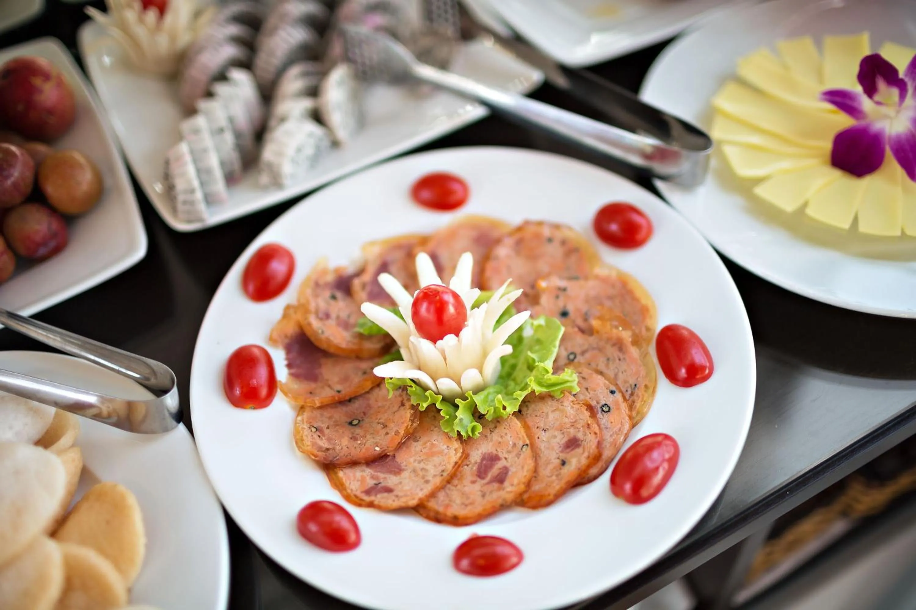 Food and drinks in Golden Moon Suite Hotel & Travel