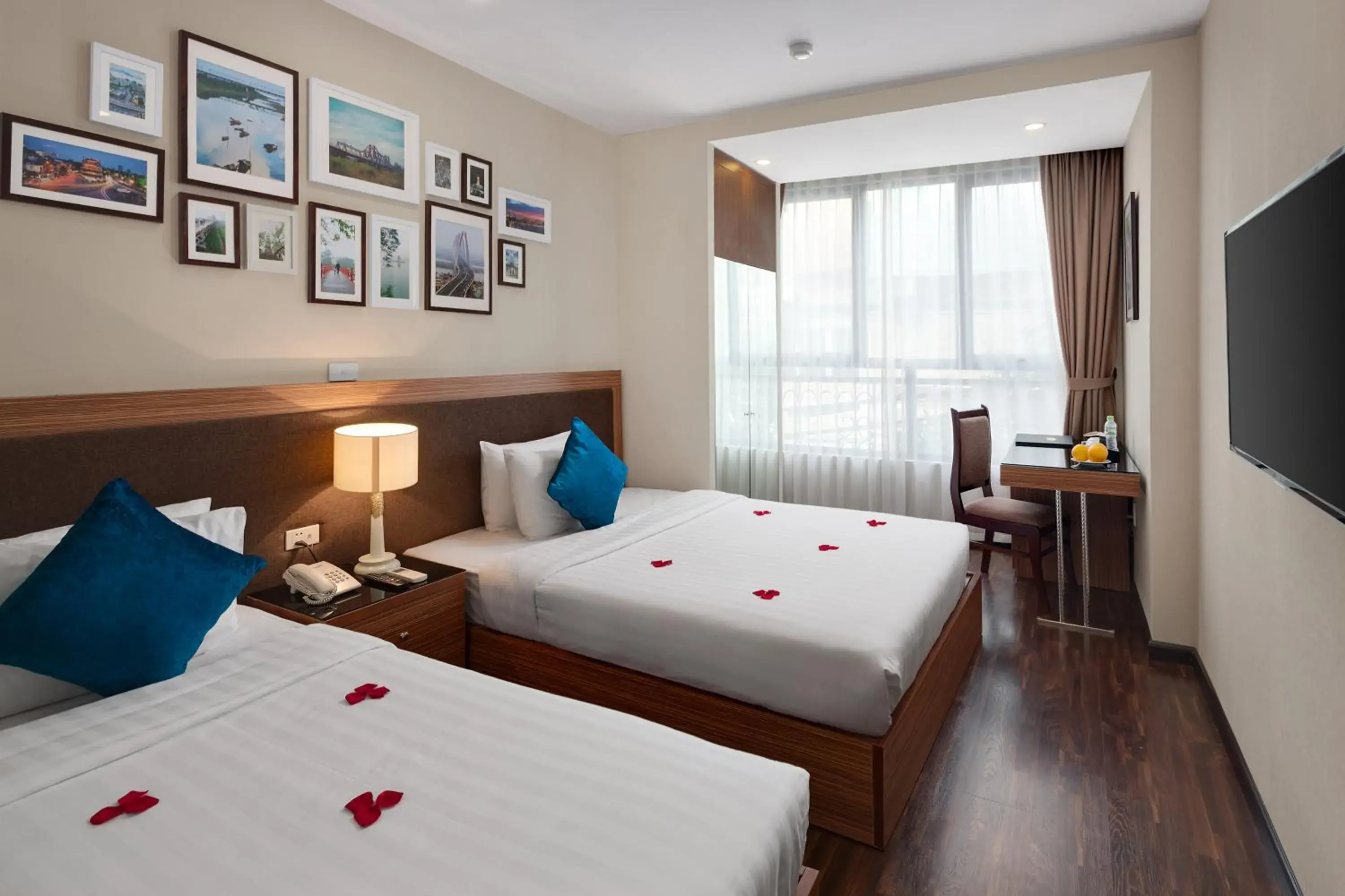 Property building, Bed in Golden Moon Suite Hotel & Travel Property building, Bed in Golden Moon Suite Hotel & Travel
