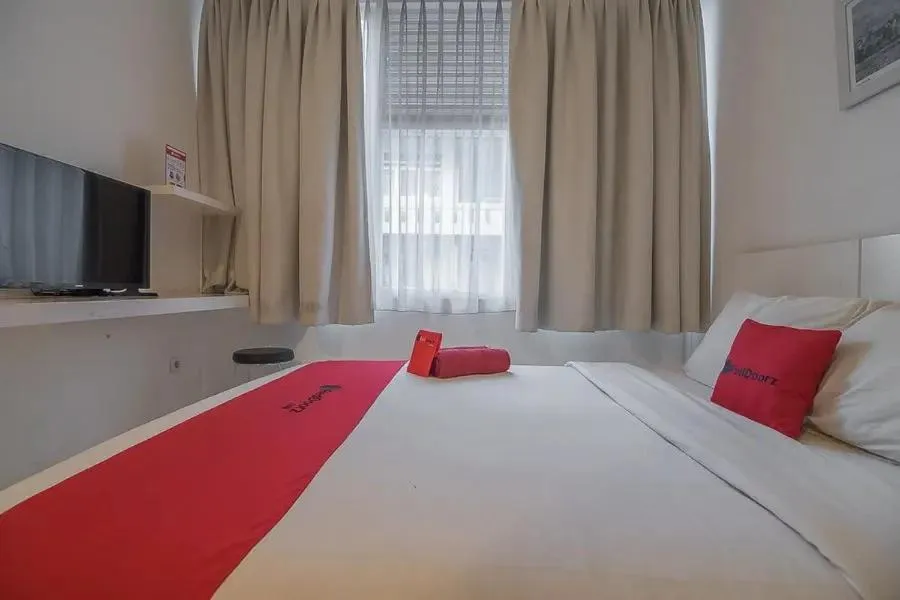 Bed in RedDoorz Plus near Parahyangan University