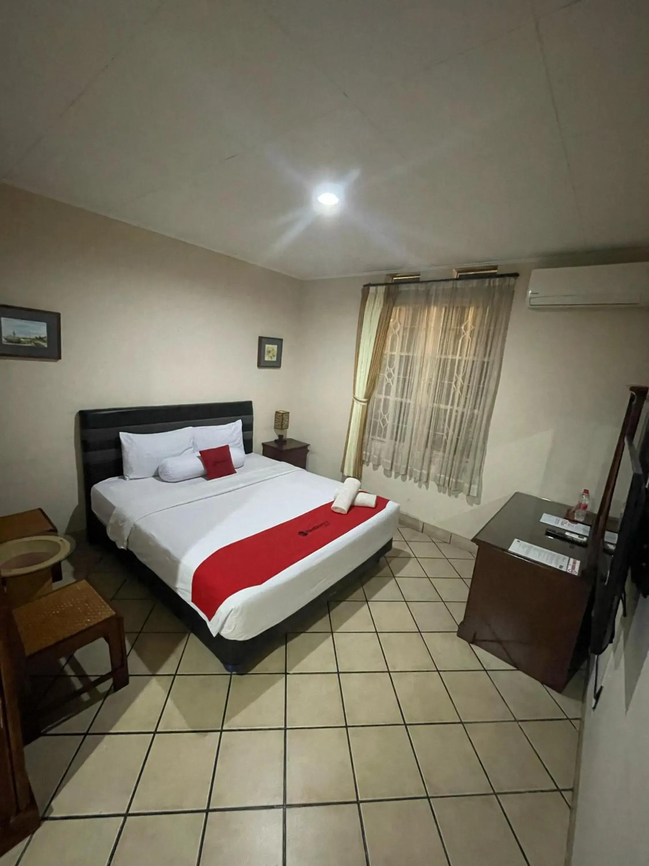 Bed in RedDoorz Plus near Parahyangan University Bed in RedDoorz Plus near Parahyangan University