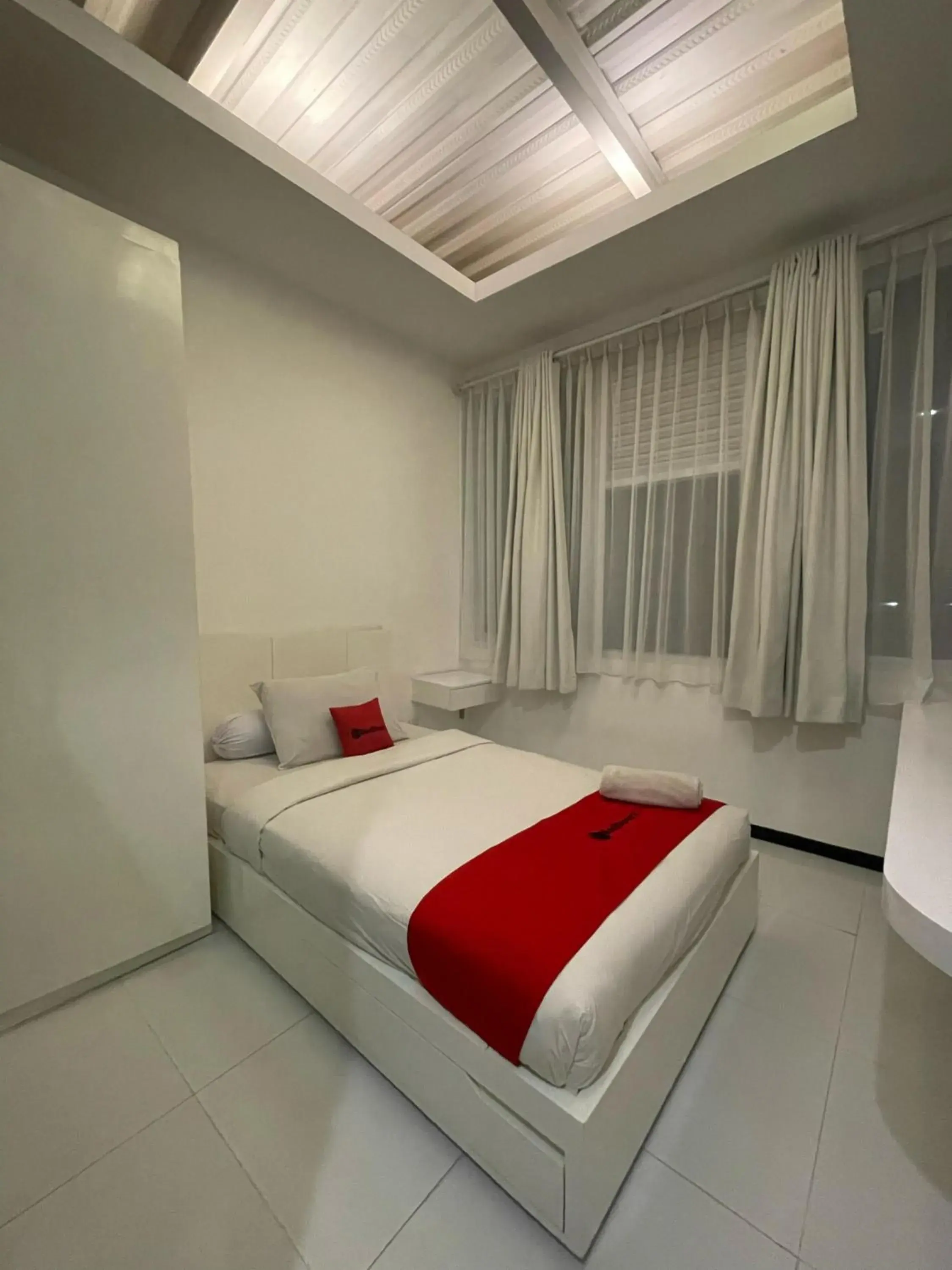 Bed in RedDoorz Plus near Parahyangan University Bed in RedDoorz Plus near Parahyangan University