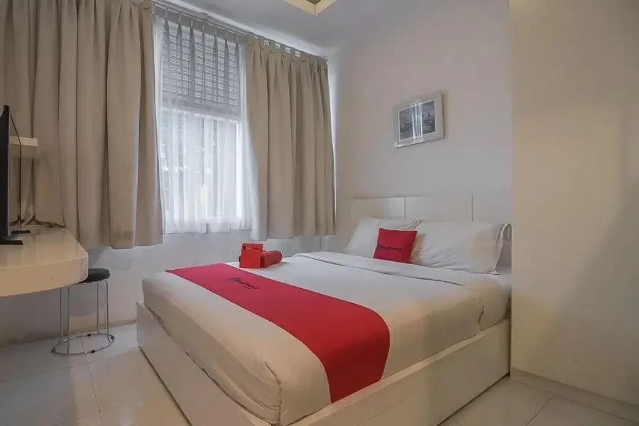 Bed in RedDoorz Plus near Parahyangan University