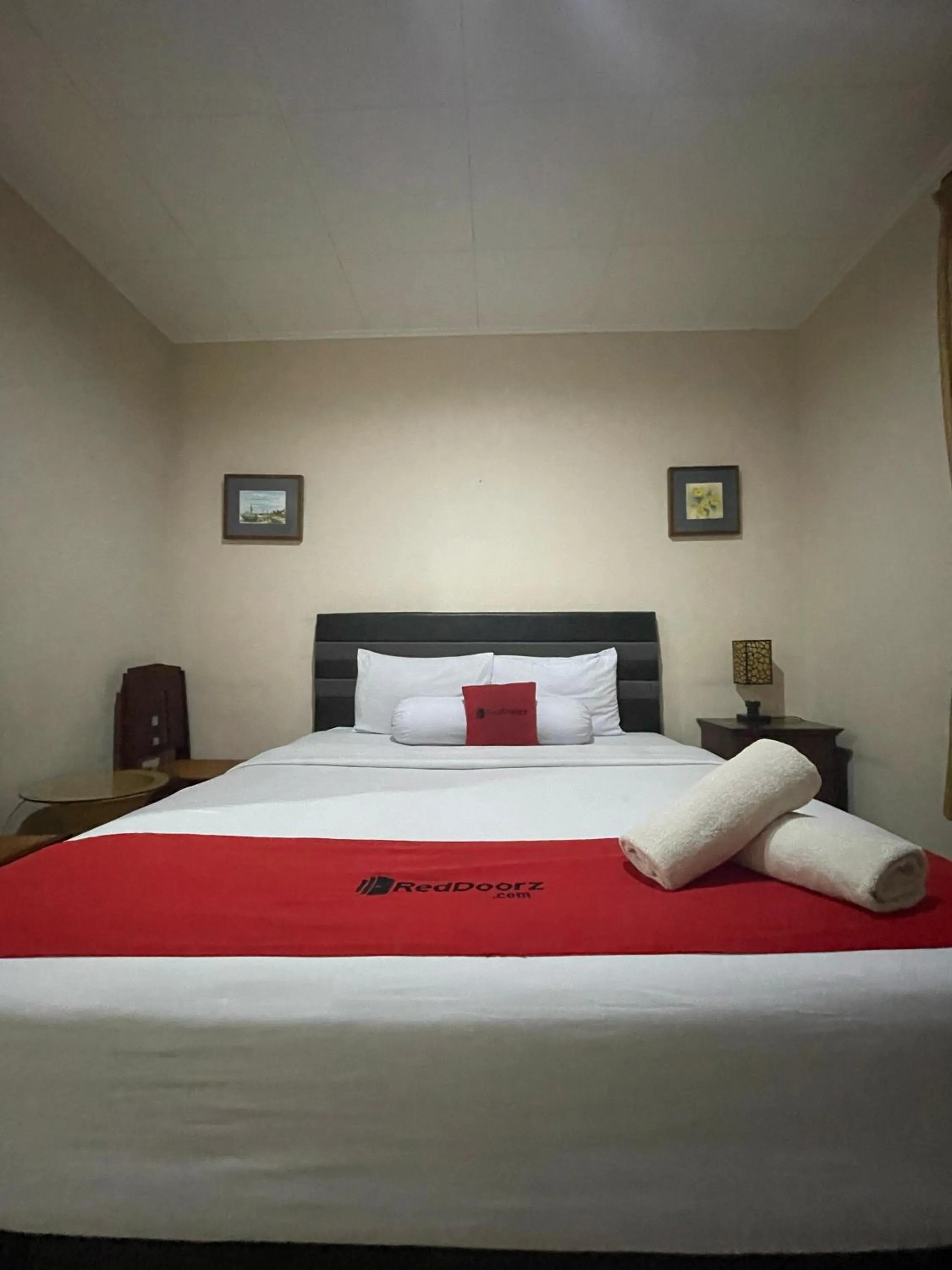 Bed in RedDoorz Plus near Parahyangan University