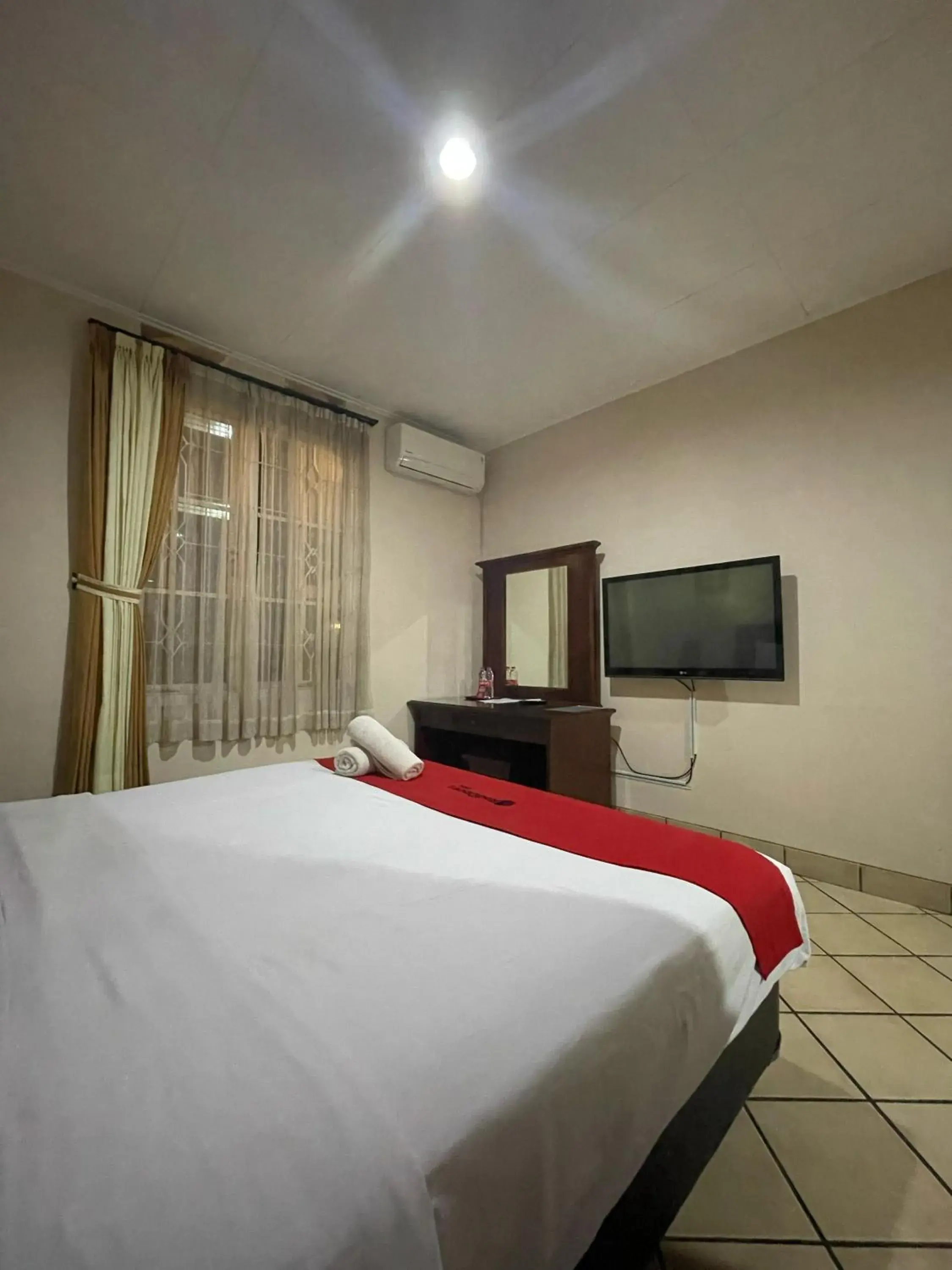 Bed in RedDoorz Plus near Parahyangan University Bed in RedDoorz Plus near Parahyangan University