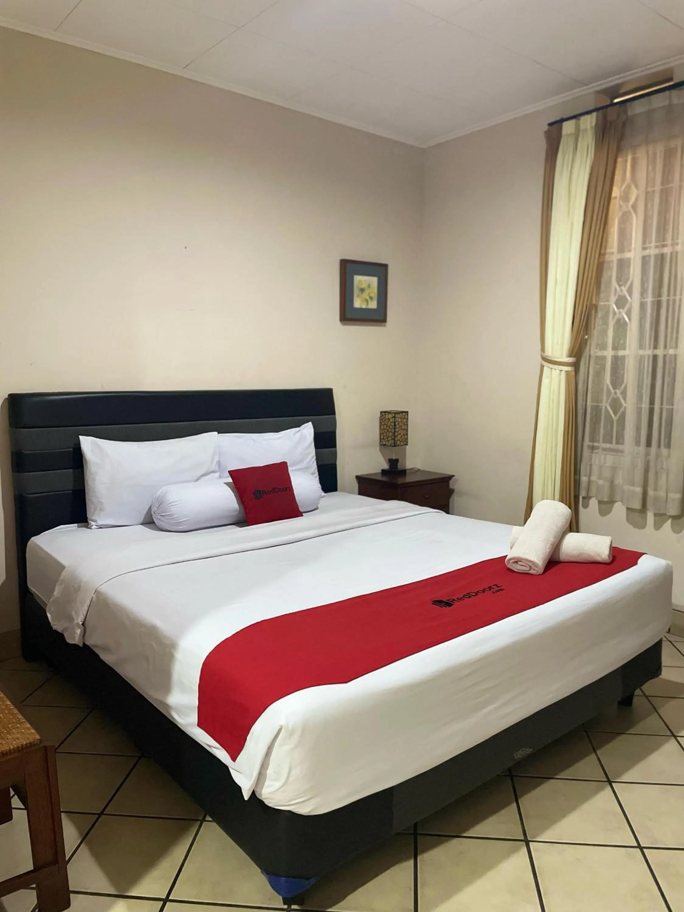 Bed in RedDoorz Plus near Parahyangan University