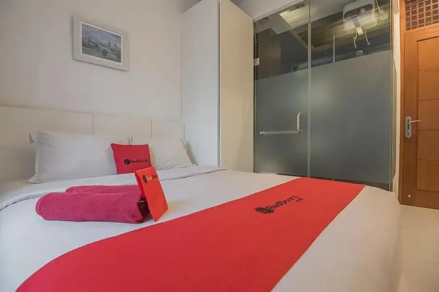 Bed in RedDoorz Plus near Parahyangan University