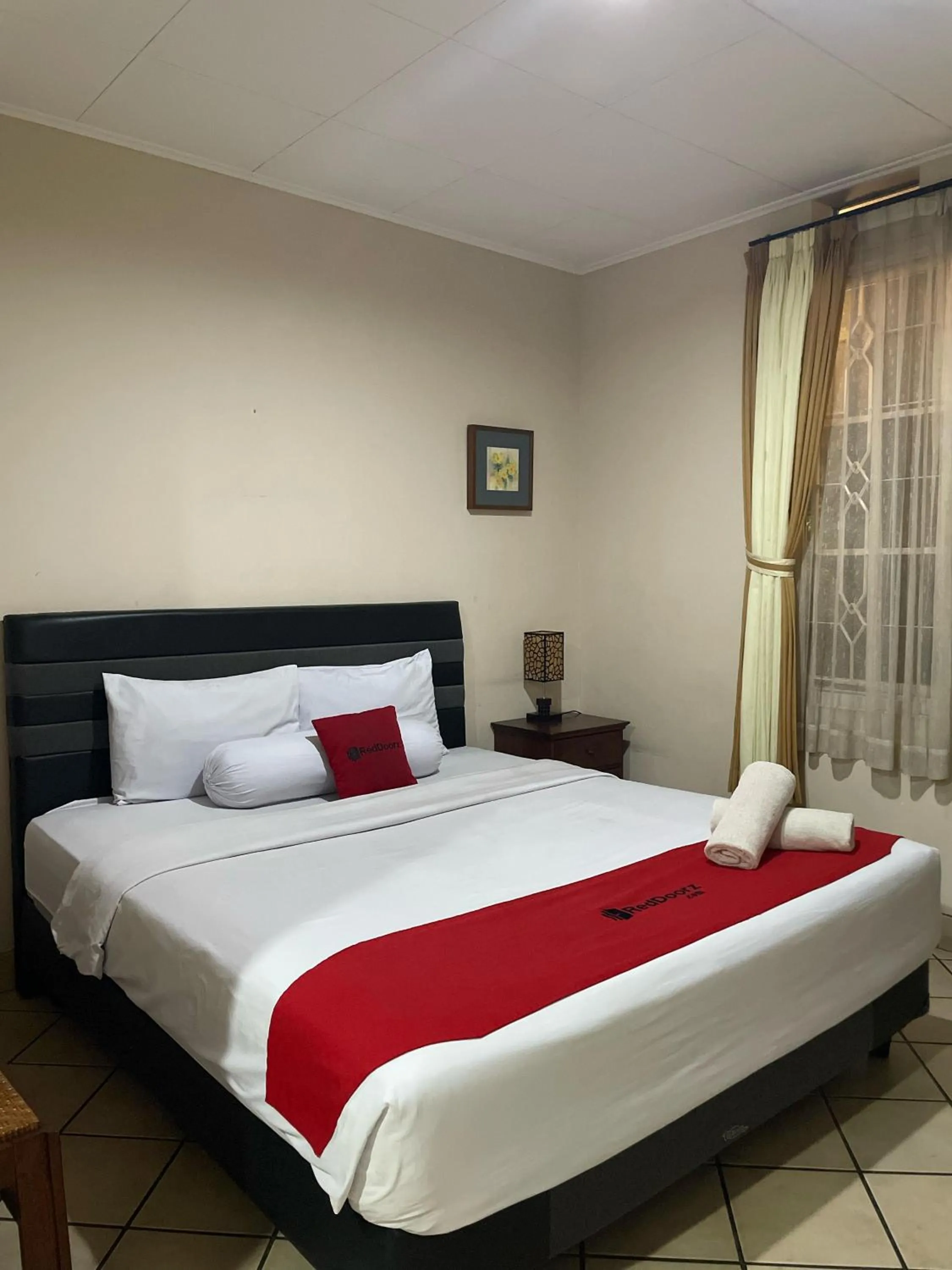 Bed in RedDoorz Plus near Parahyangan University
