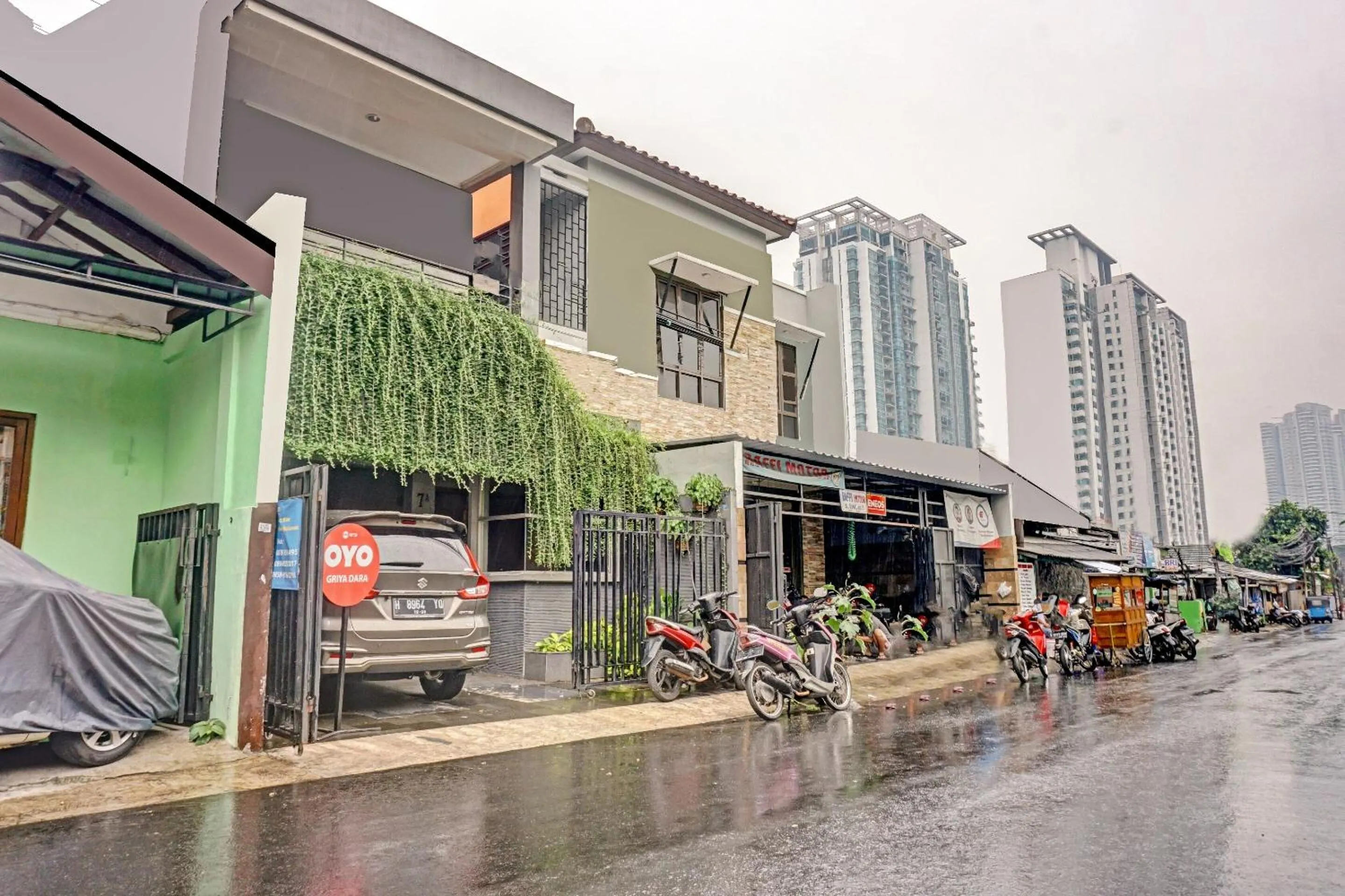 Facade/entrance in OYO 90738 Griya Dara Near Swimming Pool Essence Dharmawangsa JAKARTA
