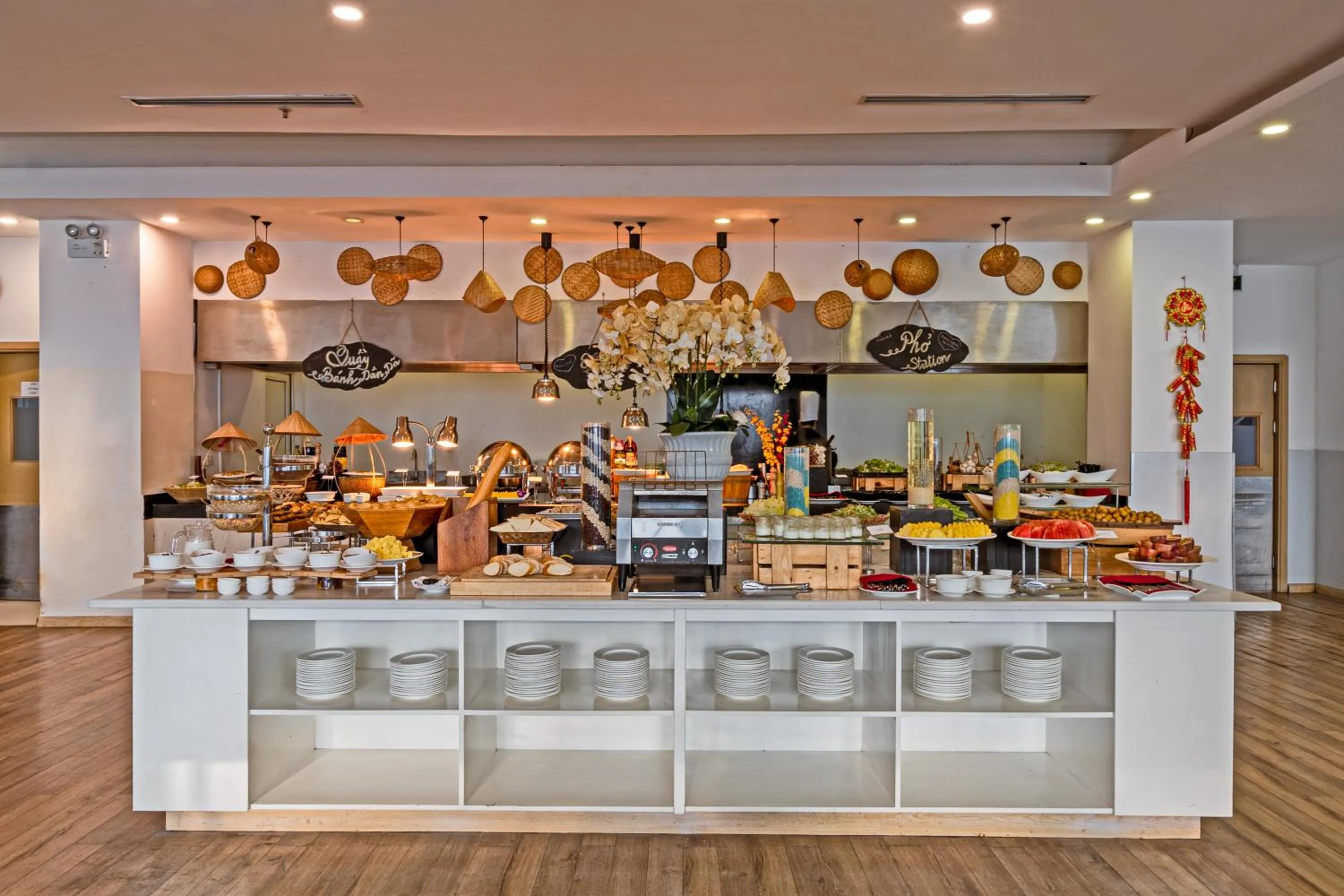 Restaurant/places to eat in Royal Lotus Hotel Danang